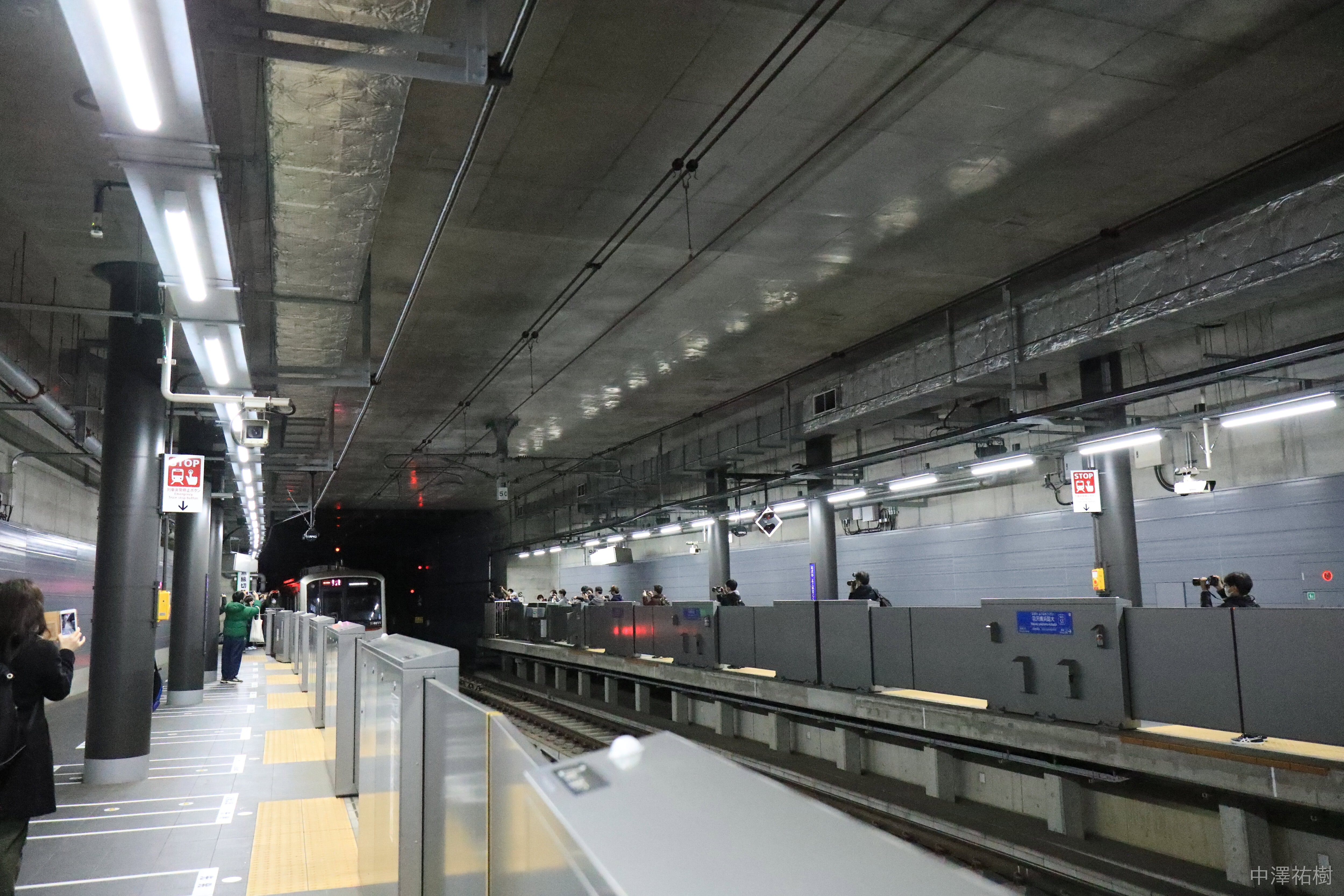 上り1番列車が去っていく様子、トンネルに消えていく