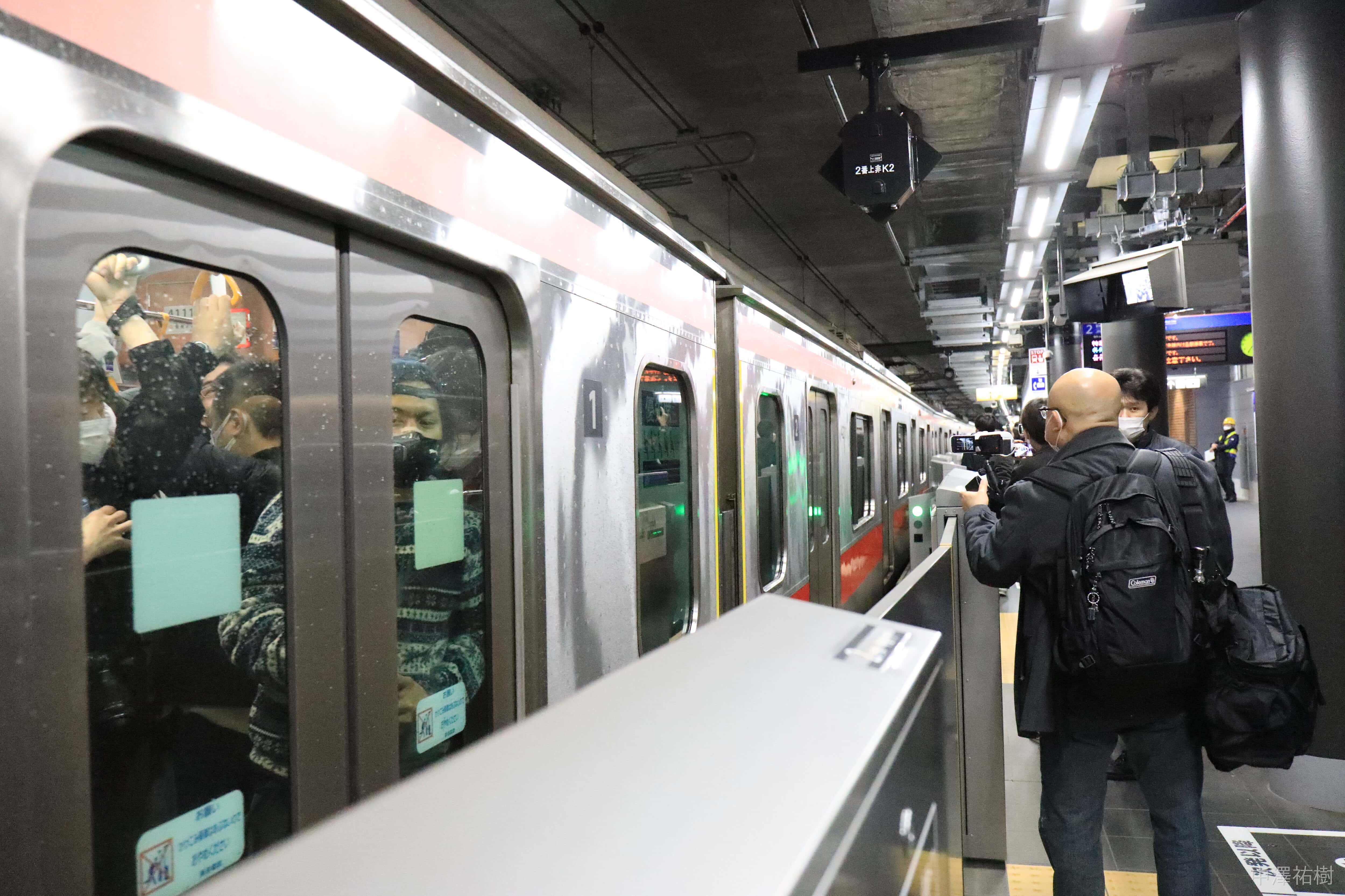 5時半の始発列車とは思えない満員電車の形相１