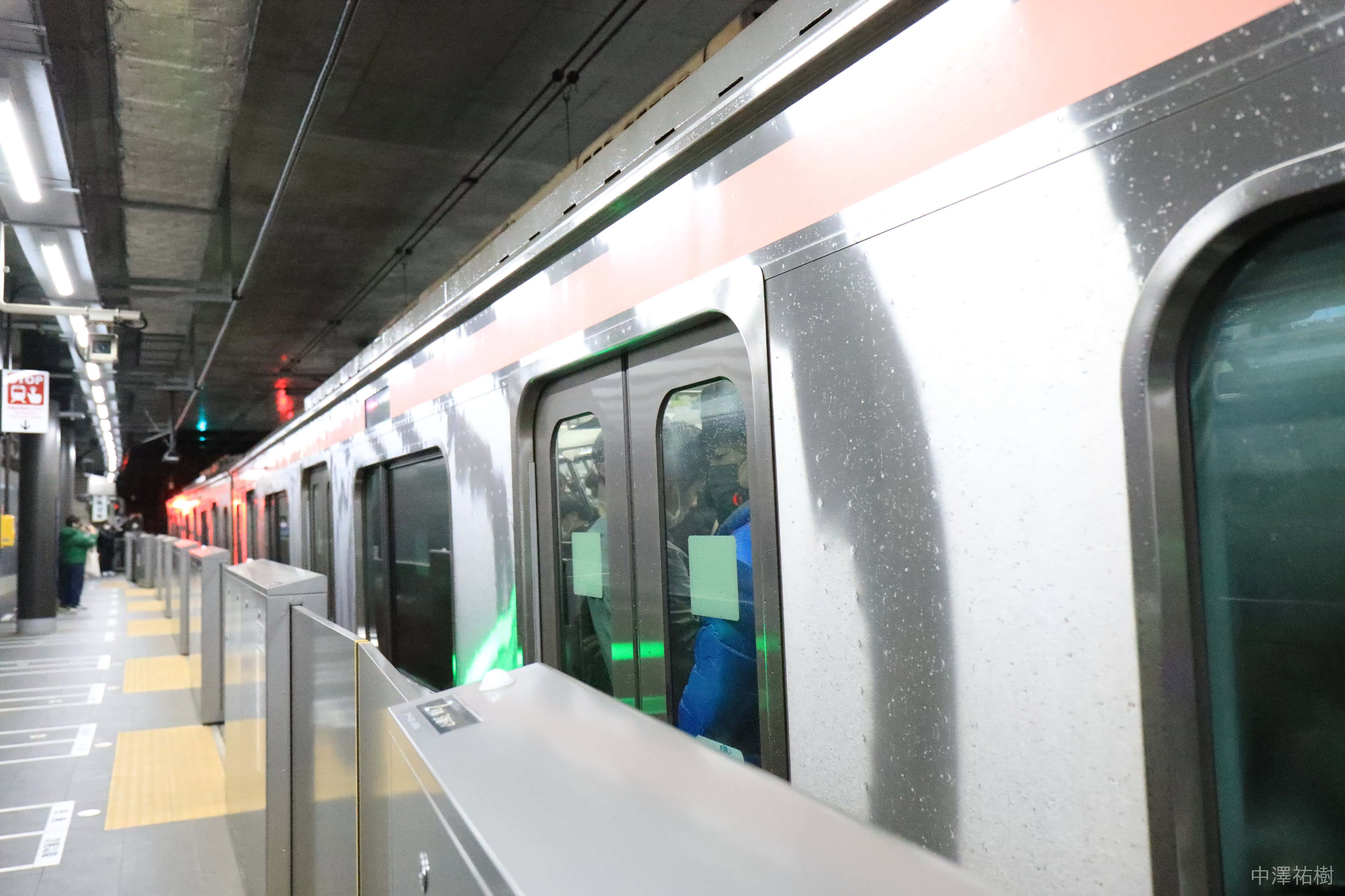 上り1番列車が発車していく様子１