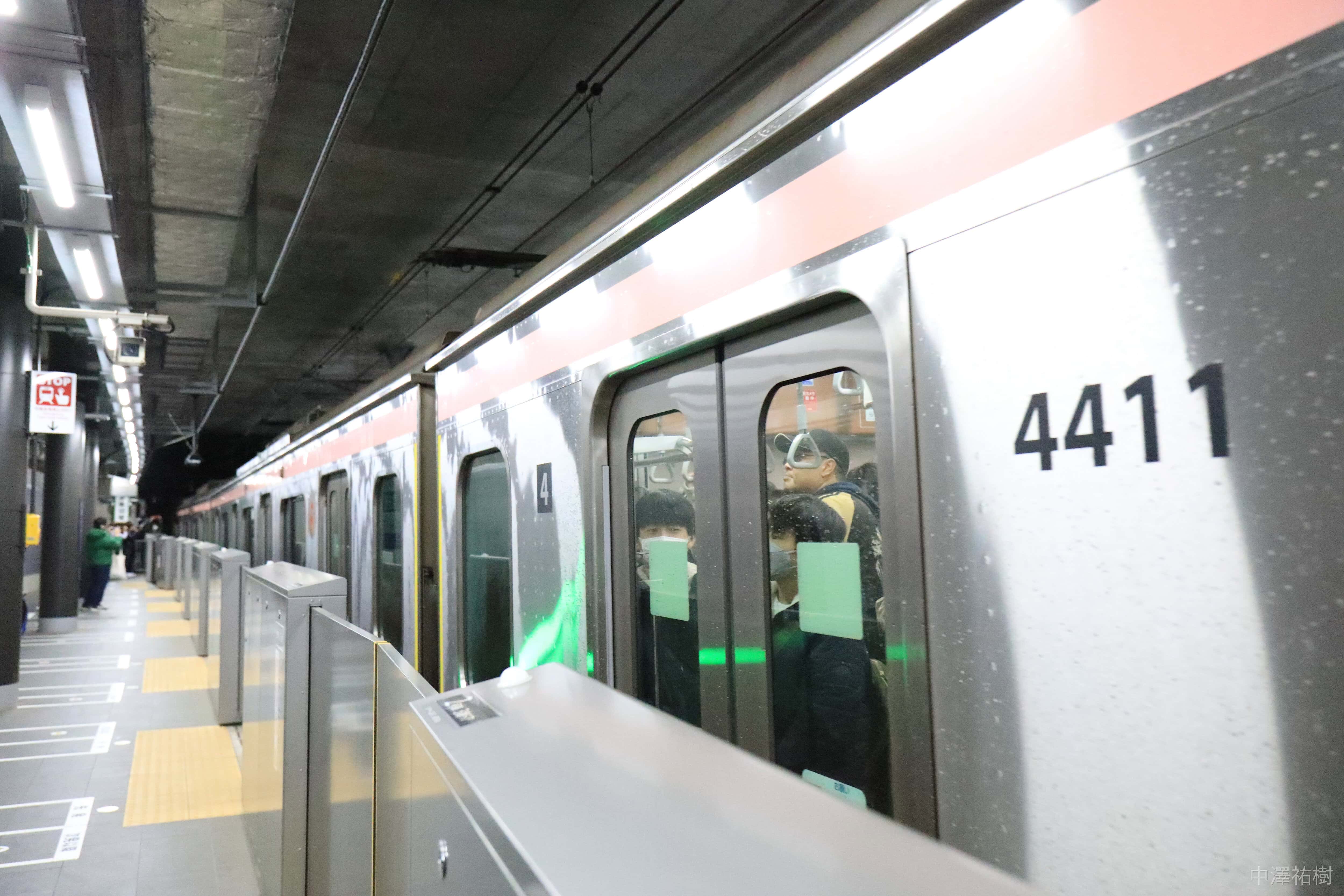 上り1番列車が発車していく様子３