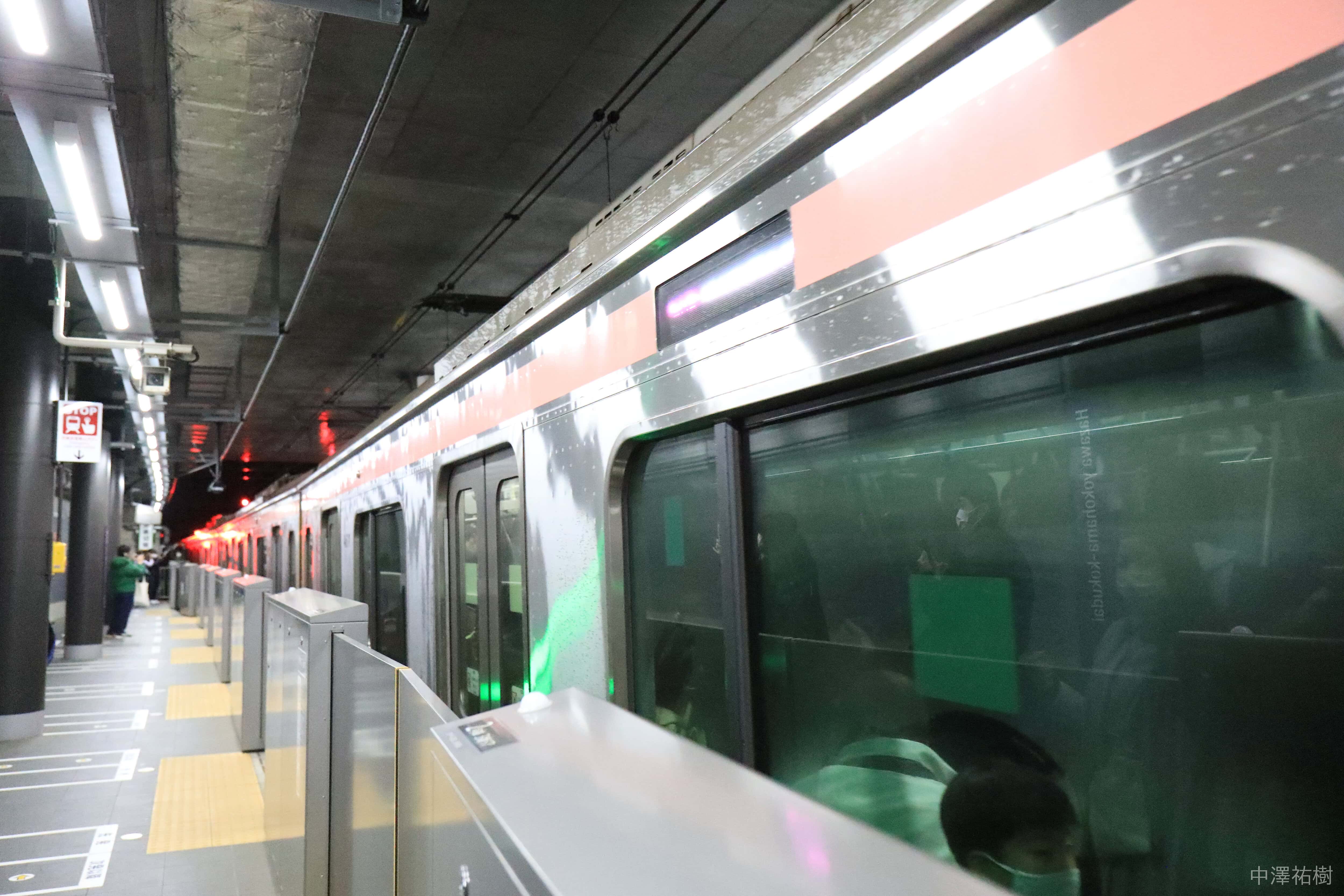 上り1番列車が発車していく様子４