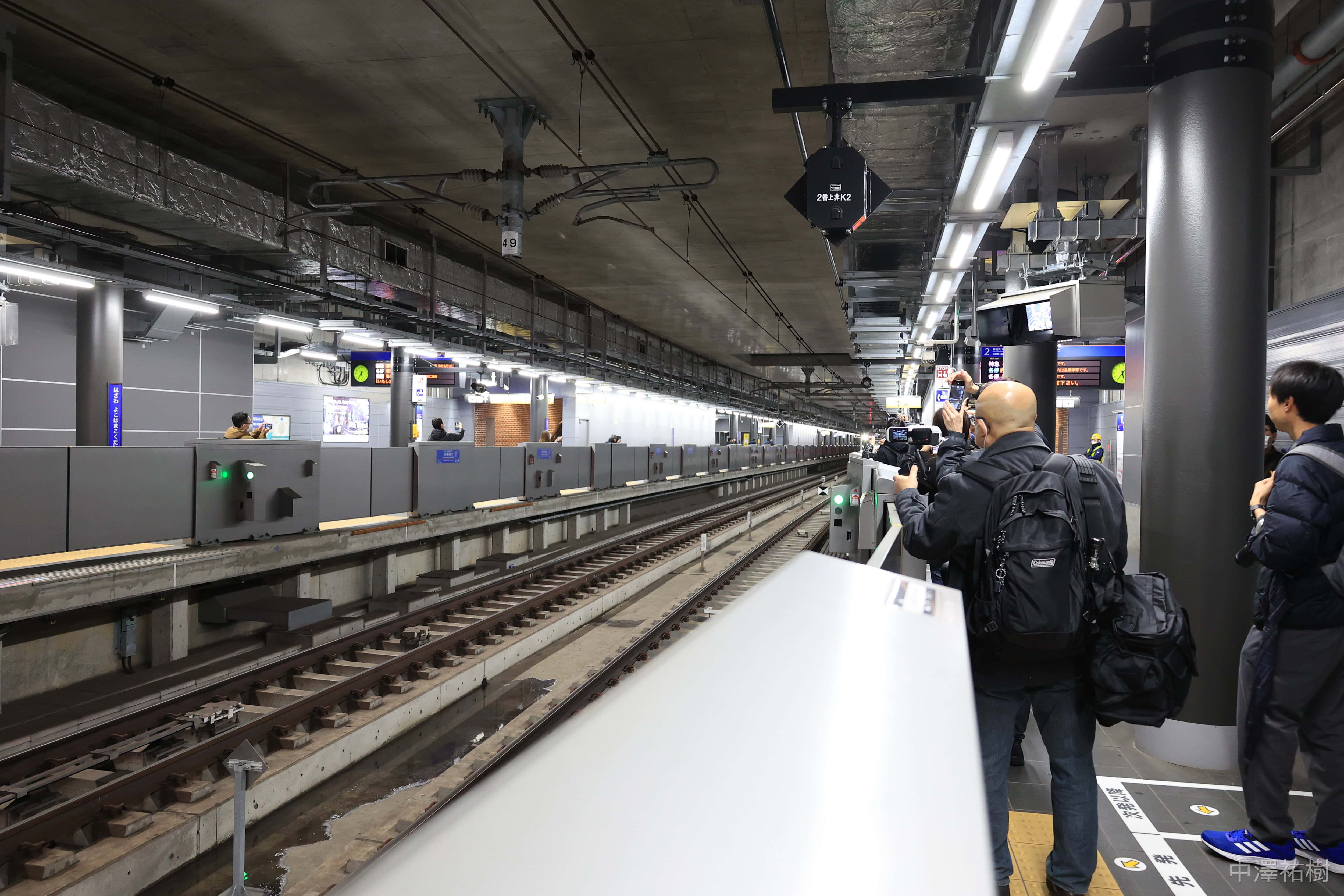羽沢横浜国大駅の西谷寄りのトンネルから、1番列車が近づいてくる