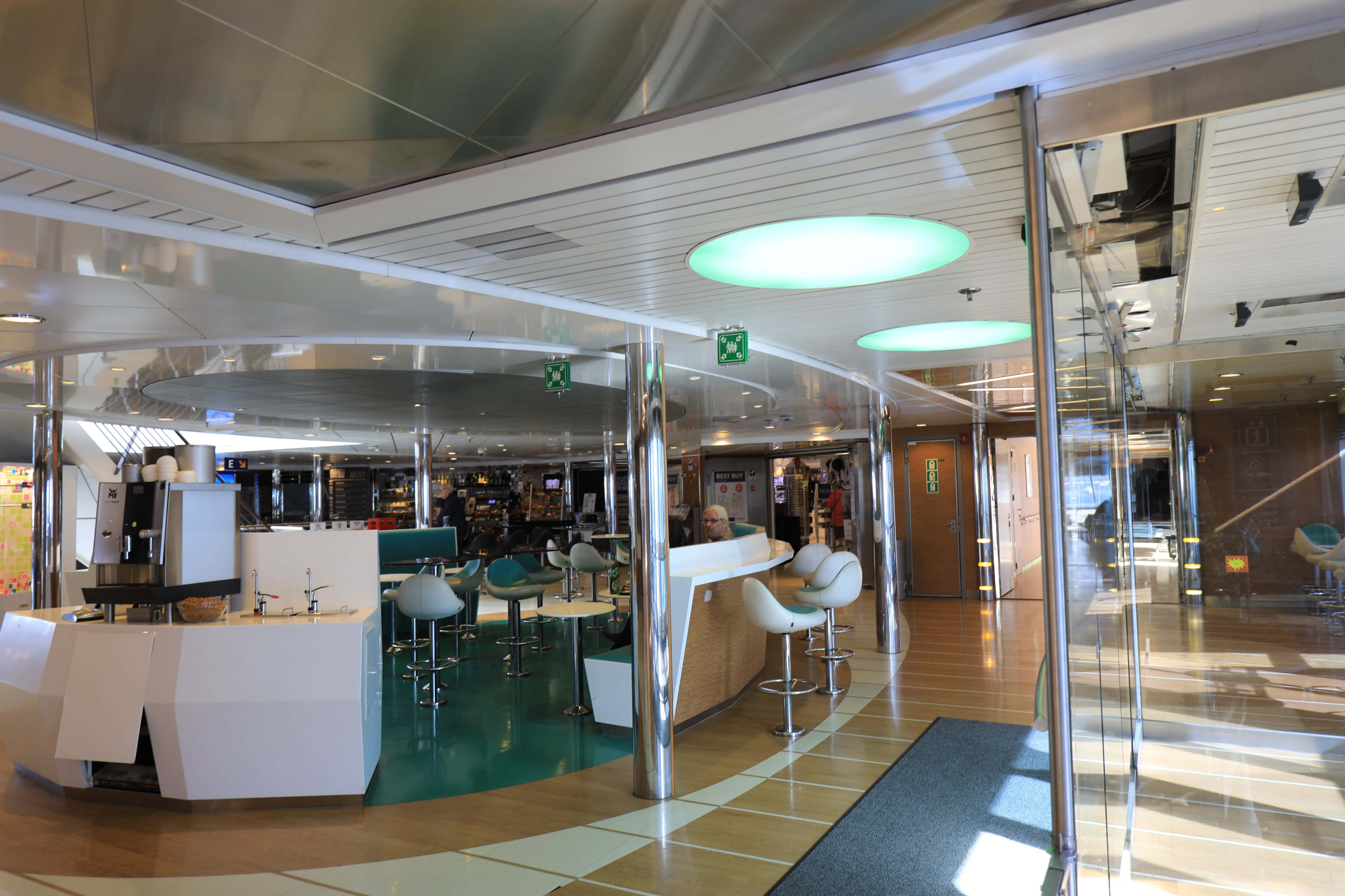 スウェーデンのヘルシングボリ港（Helsingborg）フェリーの中３