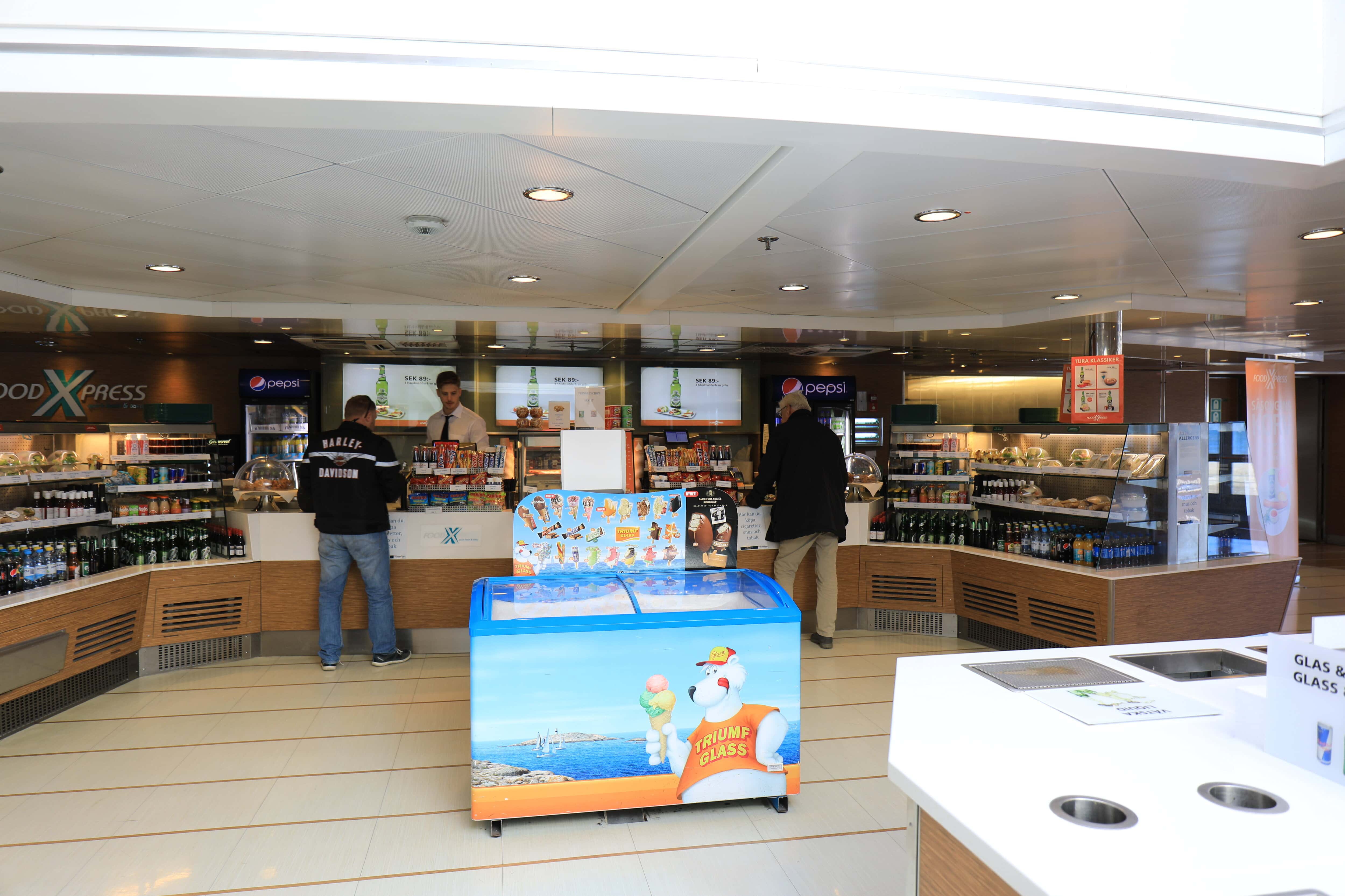 スウェーデンのヘルシングボリ港（Helsingborg）フェリーの中７売店
