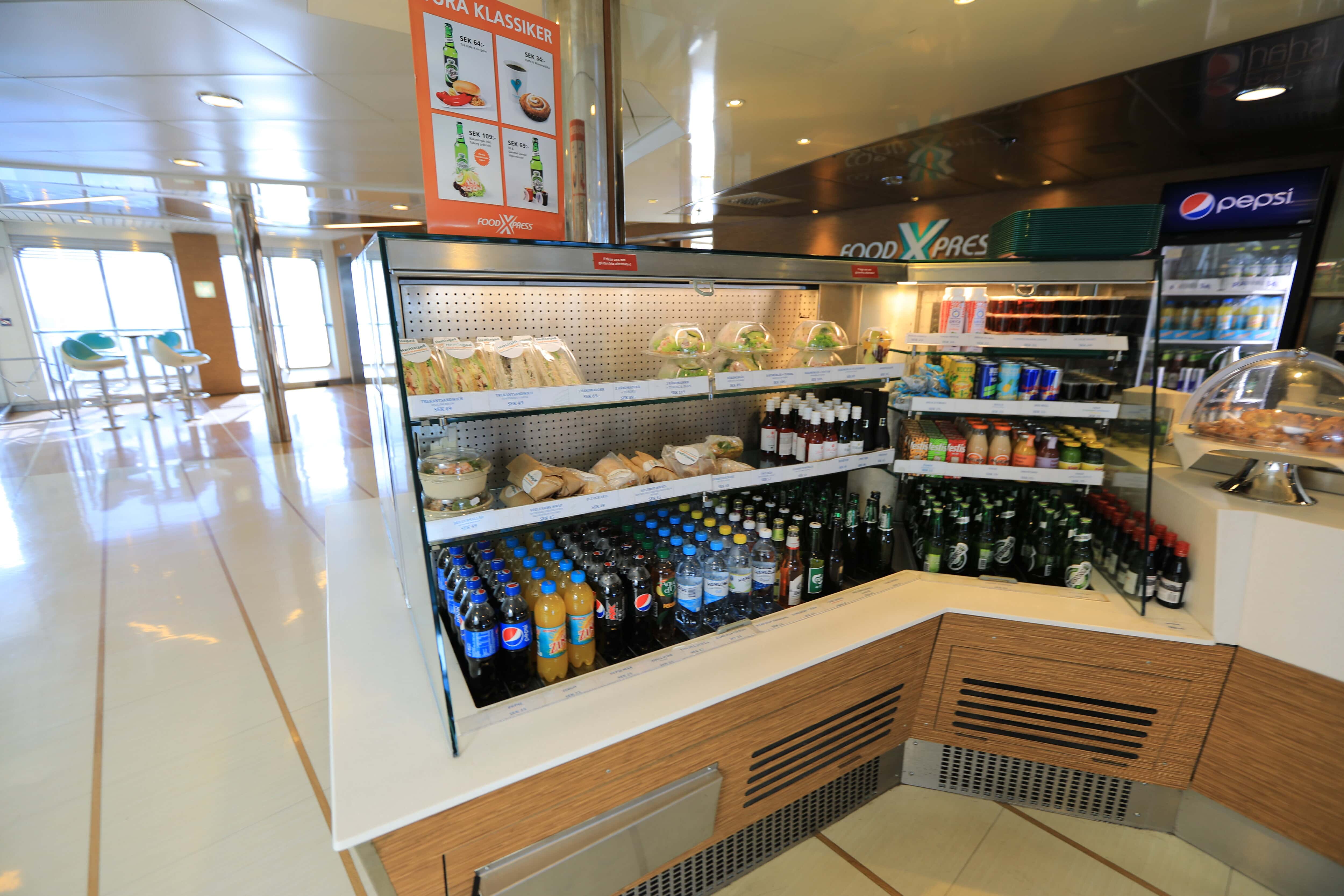 スウェーデンのヘルシングボリ港（Helsingborg）フェリーの中１６売店のサンドウィッチ