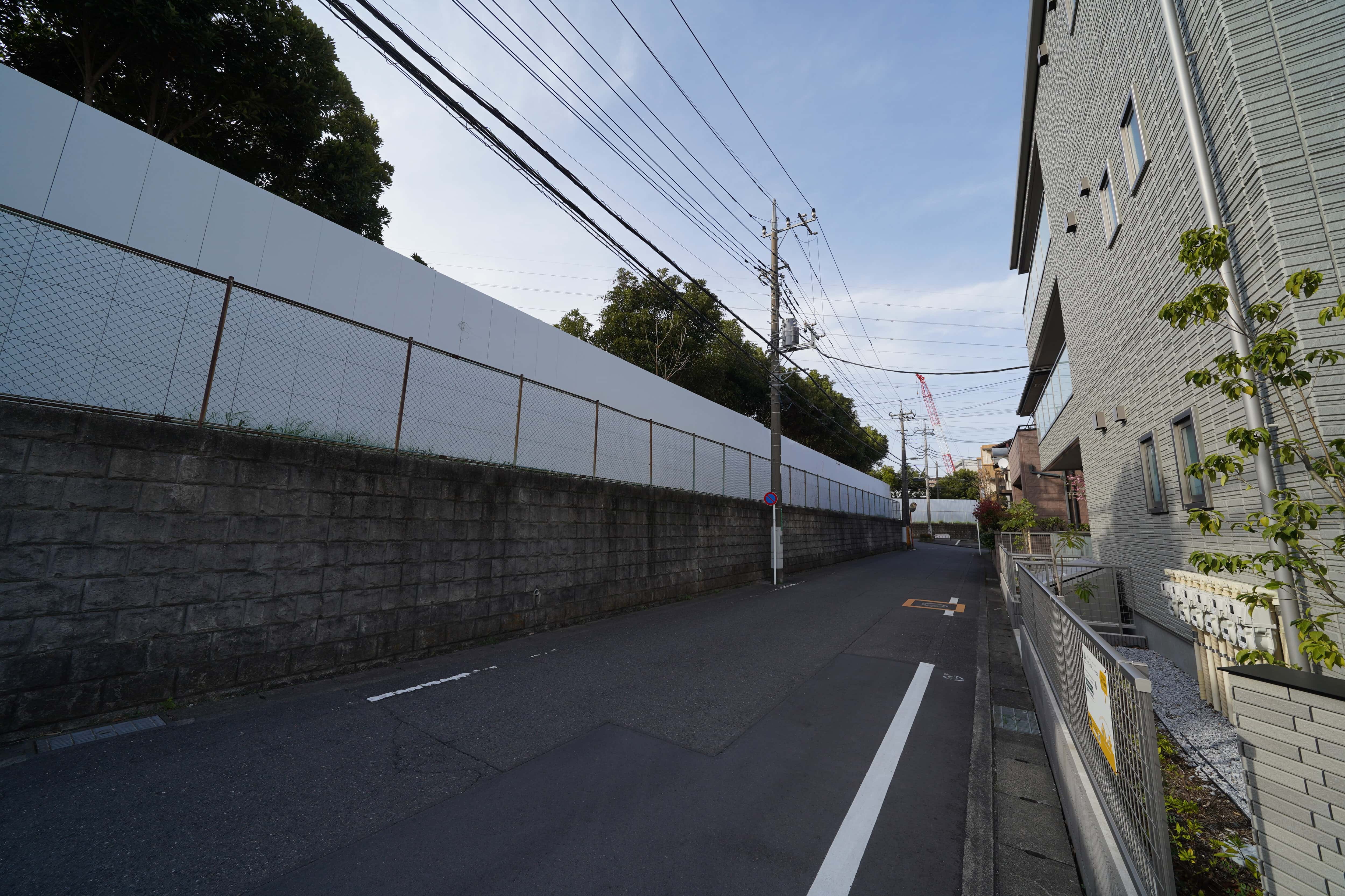 住宅街の建設現場の遮音外壁