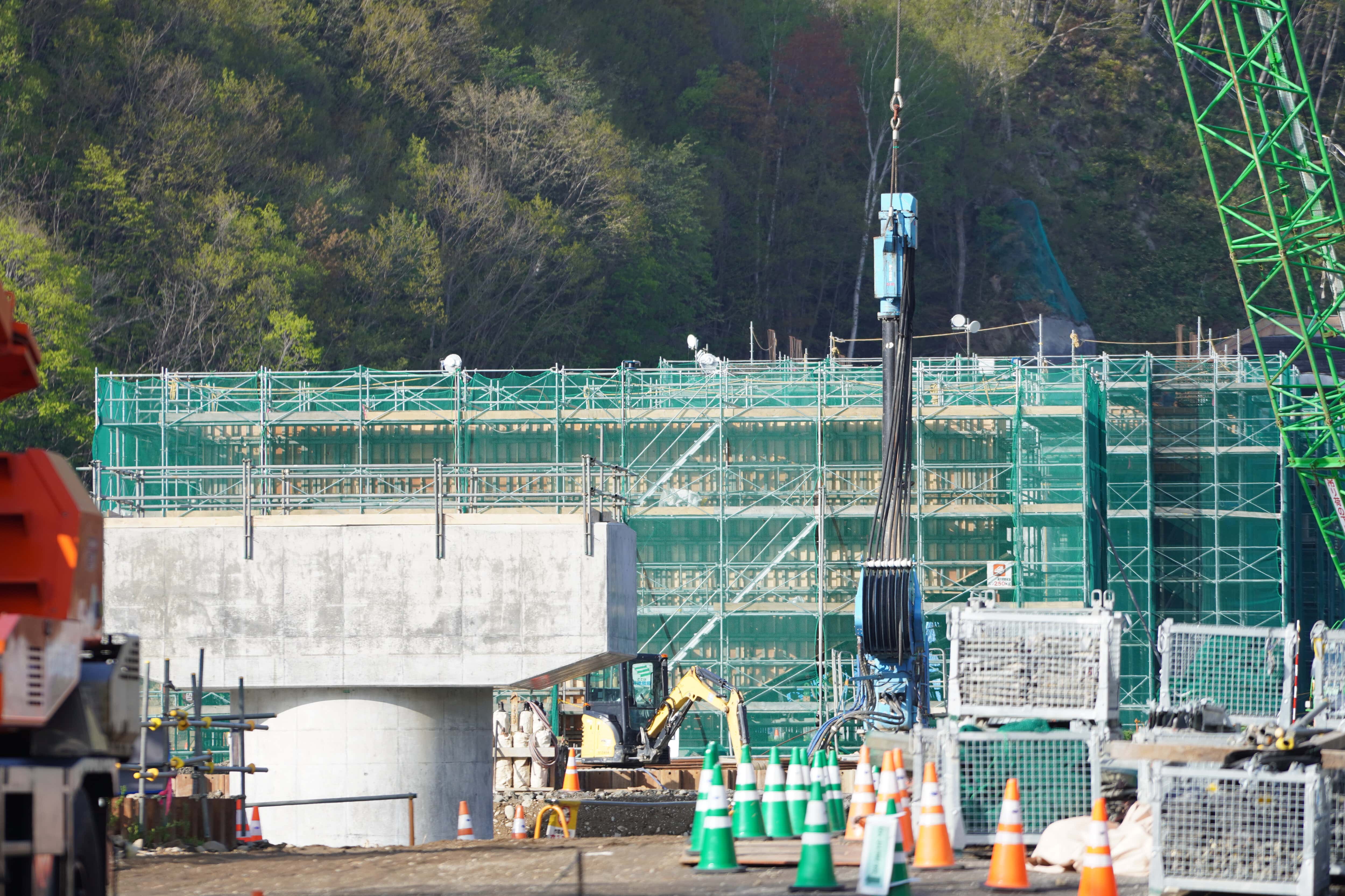 3番ゲートの橋脚工事現場と太い電線とドリル