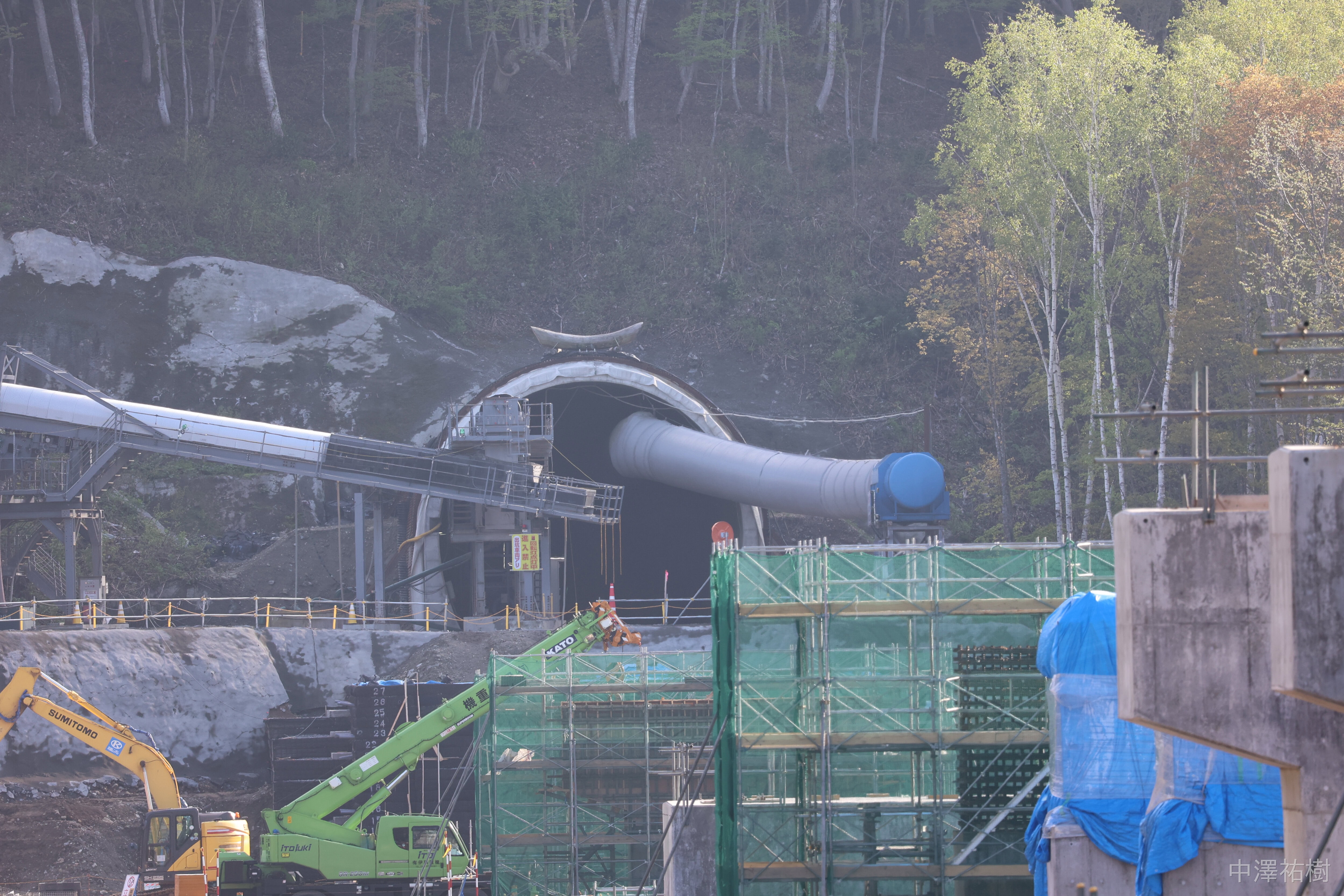トンネル工事現場、ベルトコンベヤー