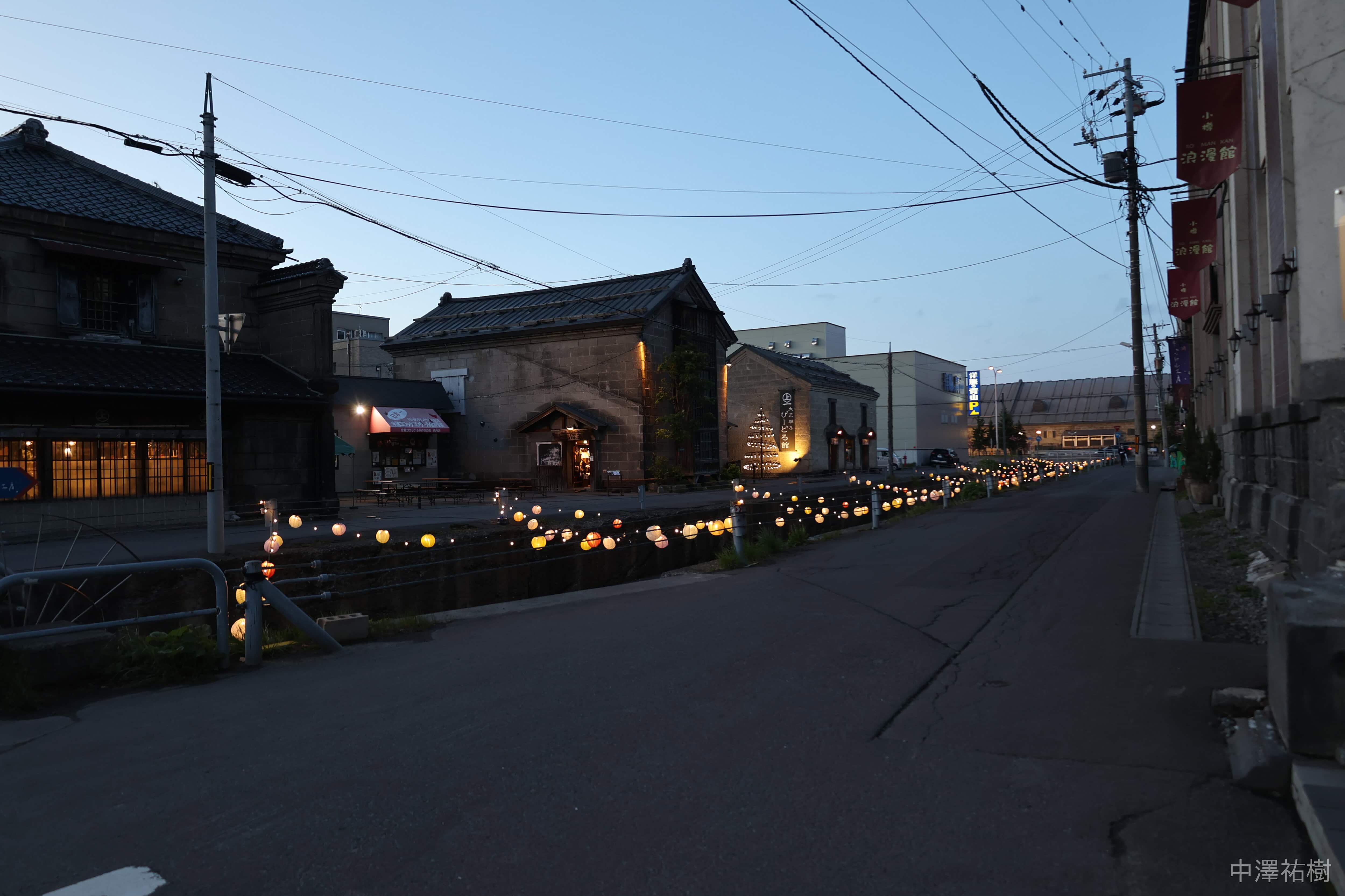 色づく提灯の川の通り