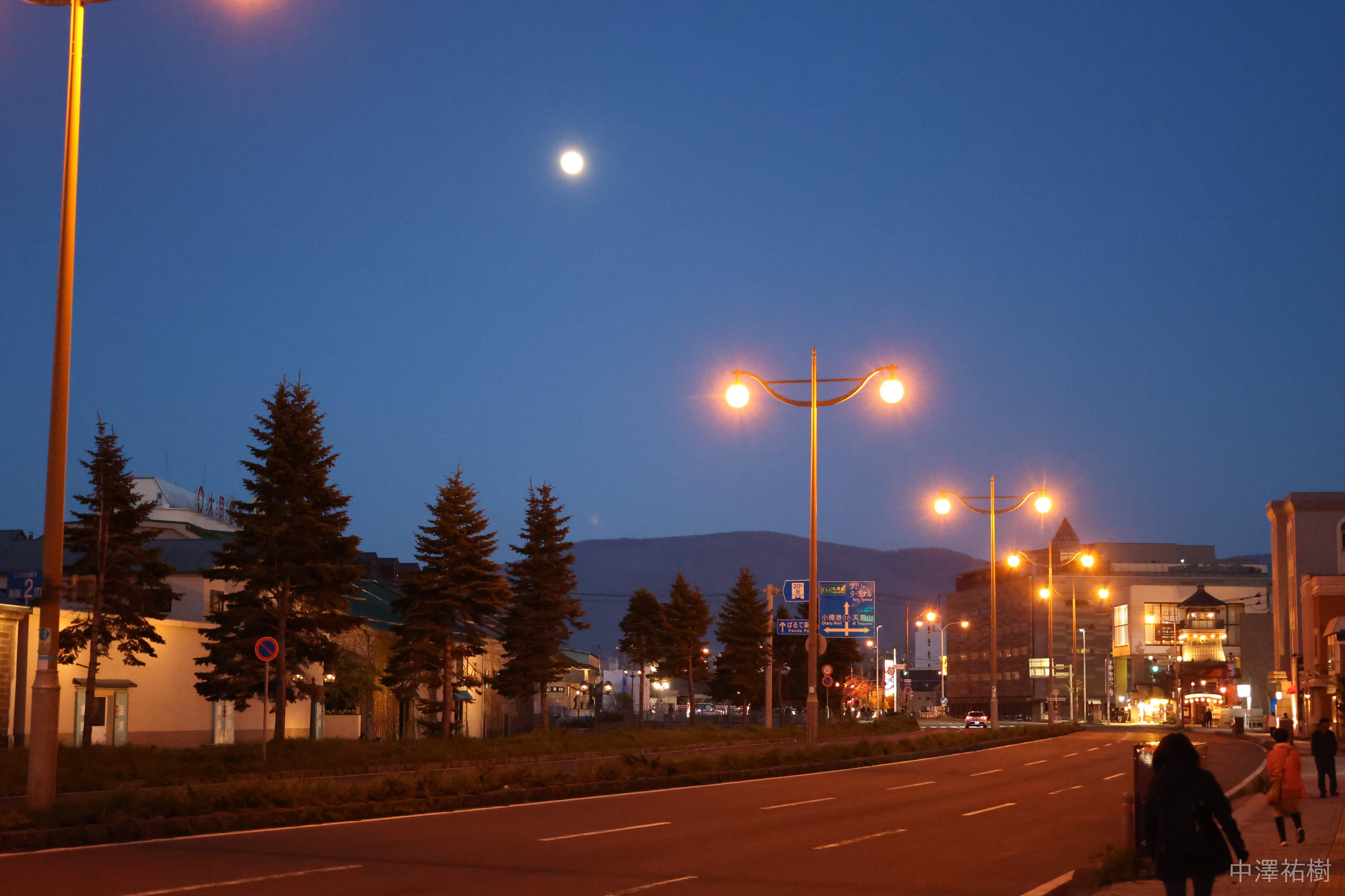 夜の小樽運河沿いの国道の夜景
