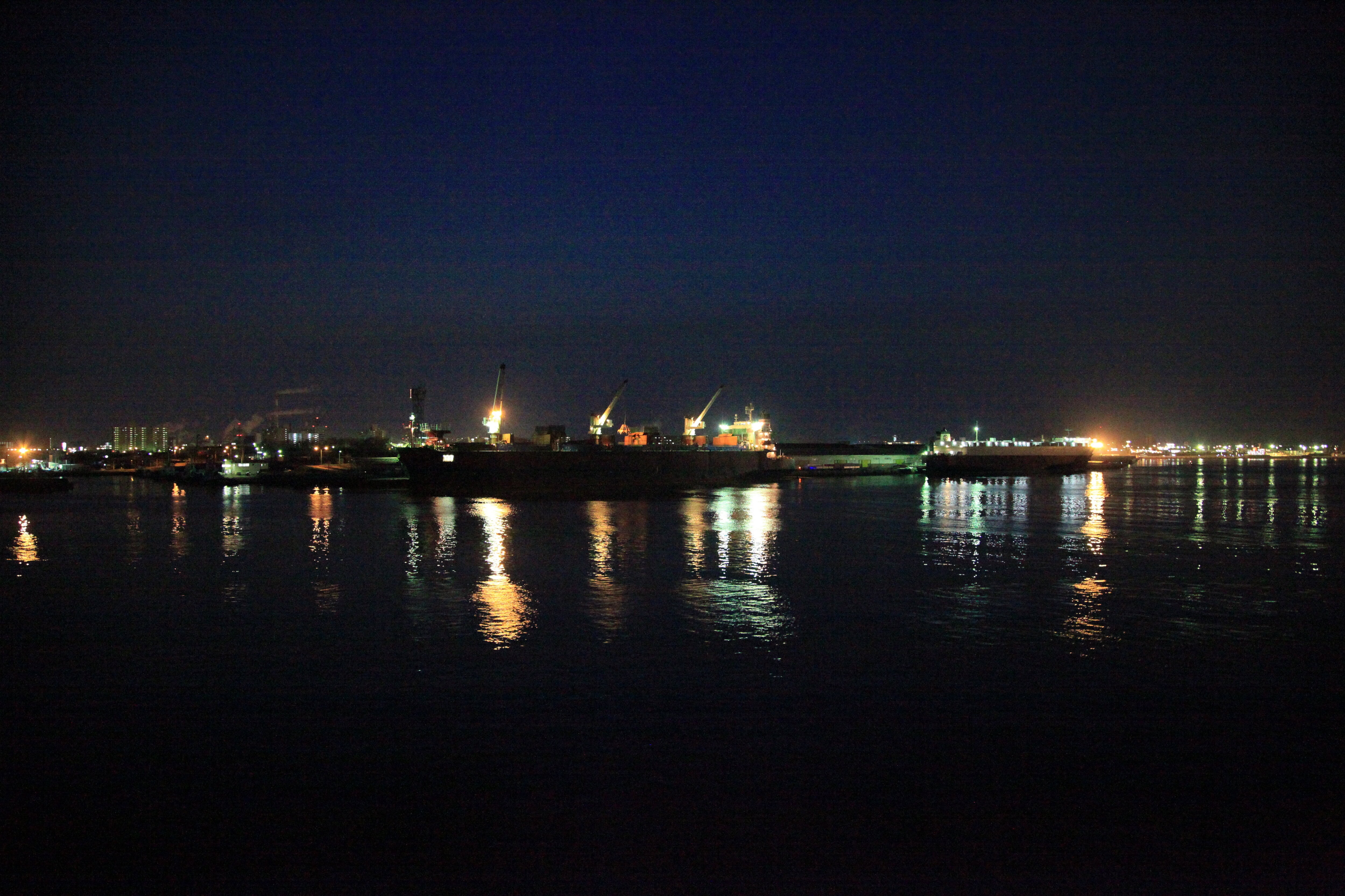 苫小牧港に停泊する船と工場夜景