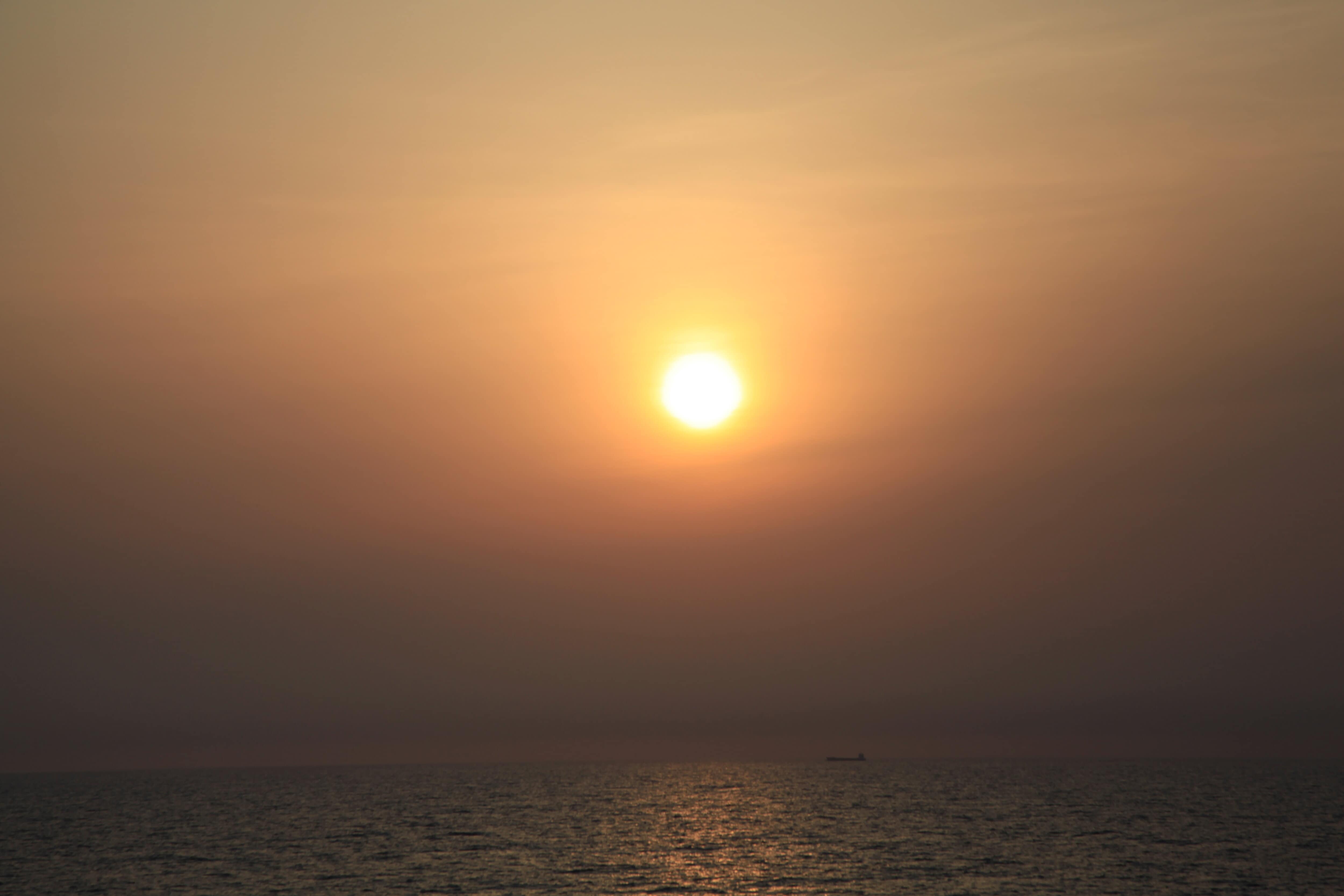 水平線に顔を出す朝日