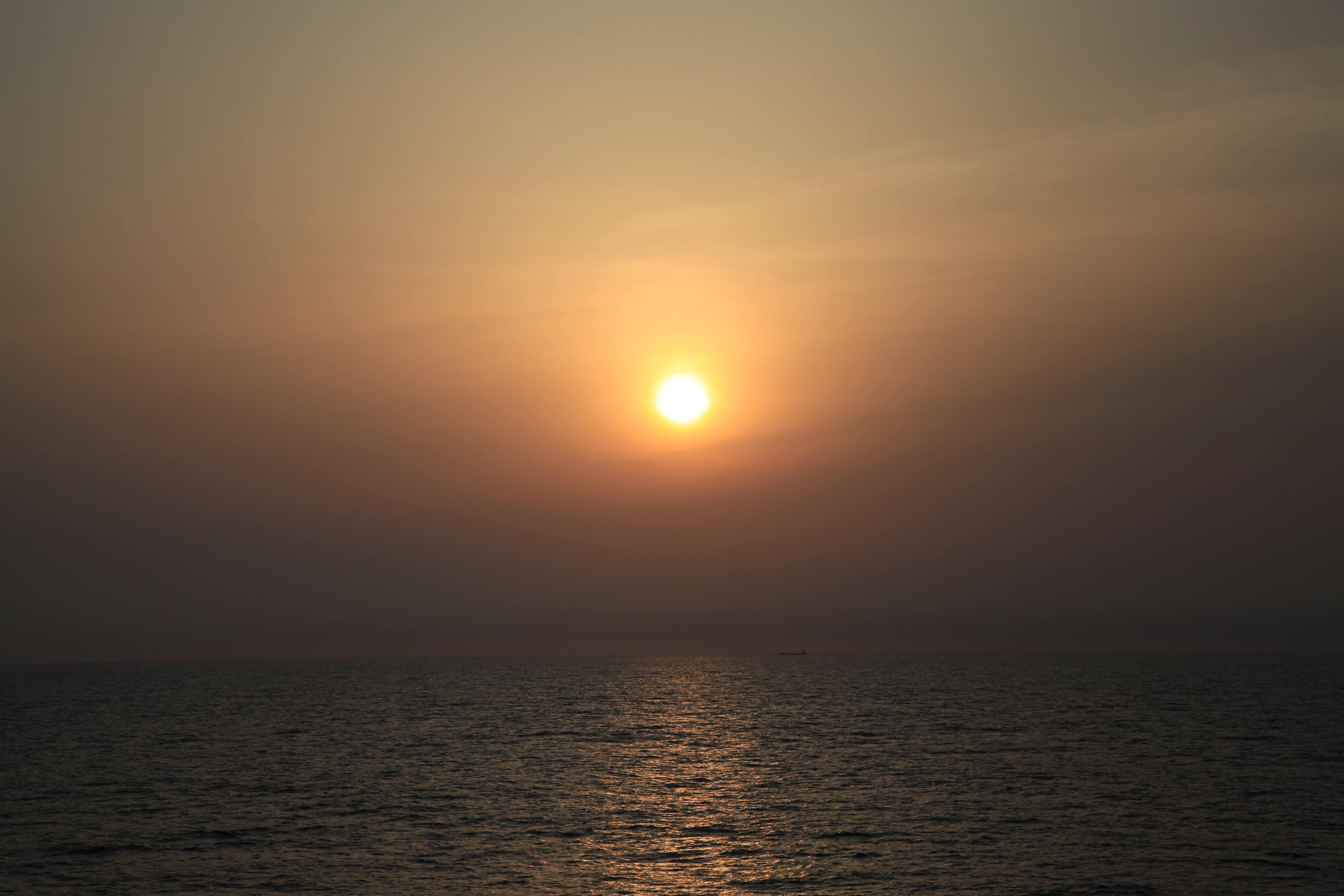 水平線から昇る朝日