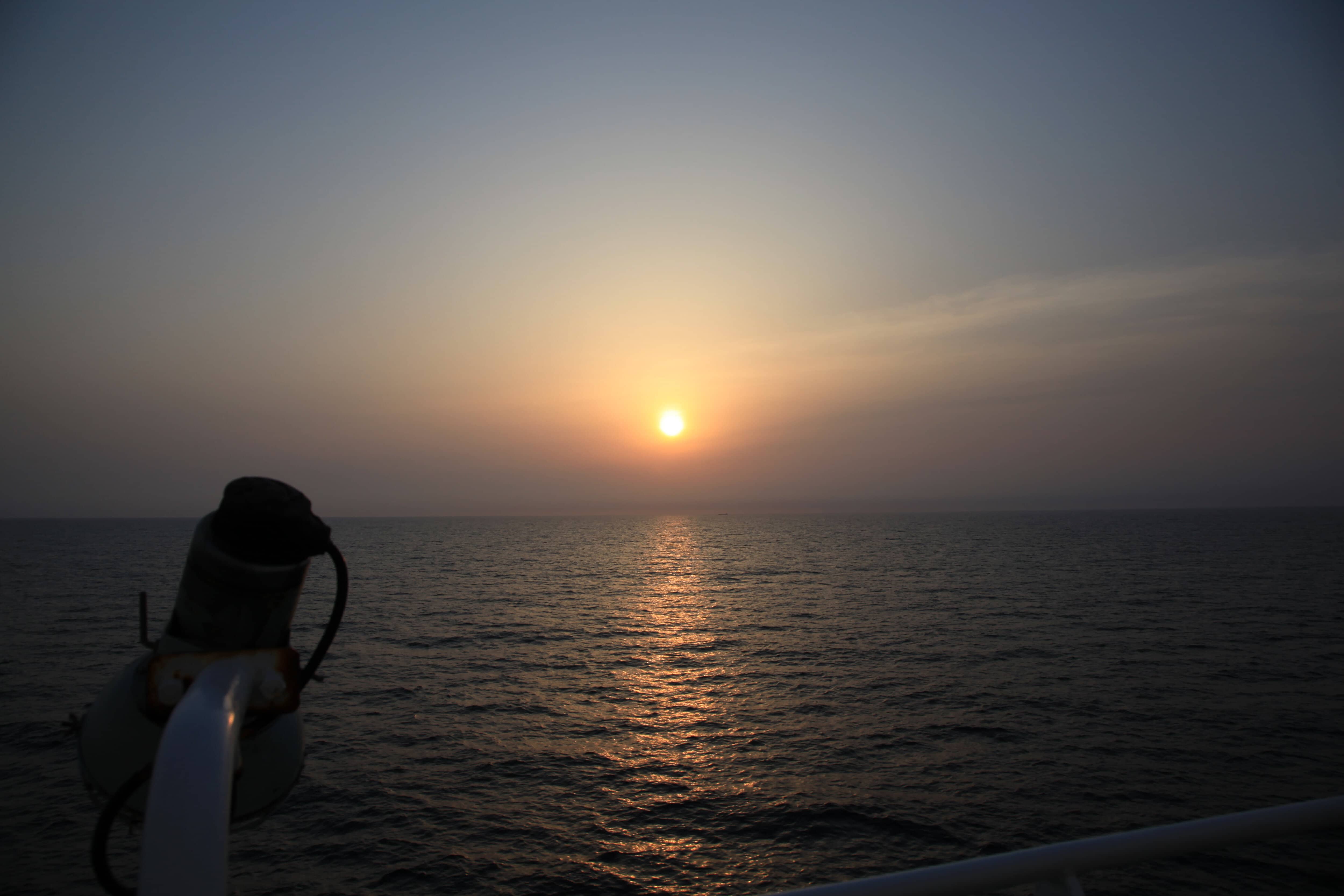 朝日と救命浮標