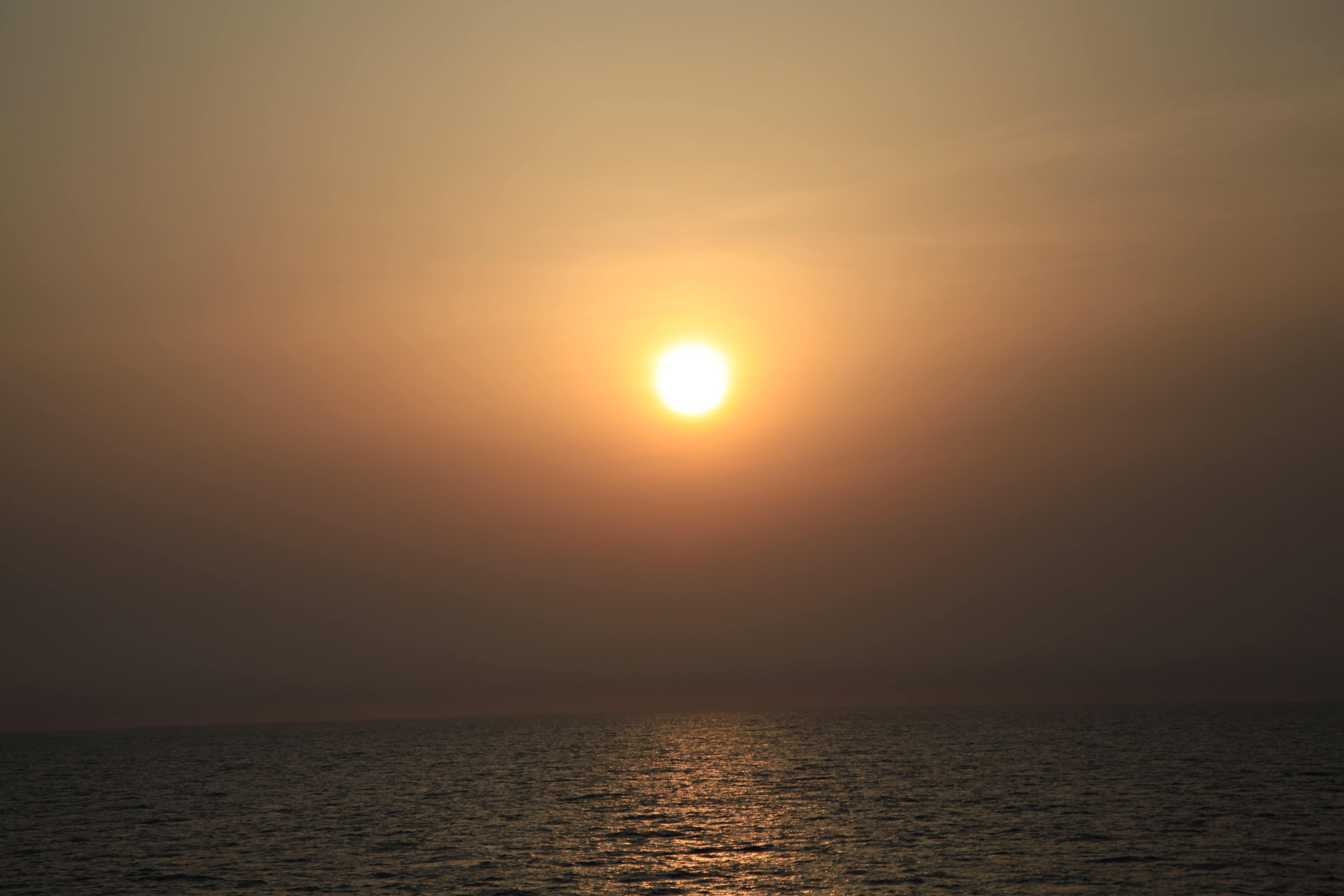 穏やかな朝日の水平線