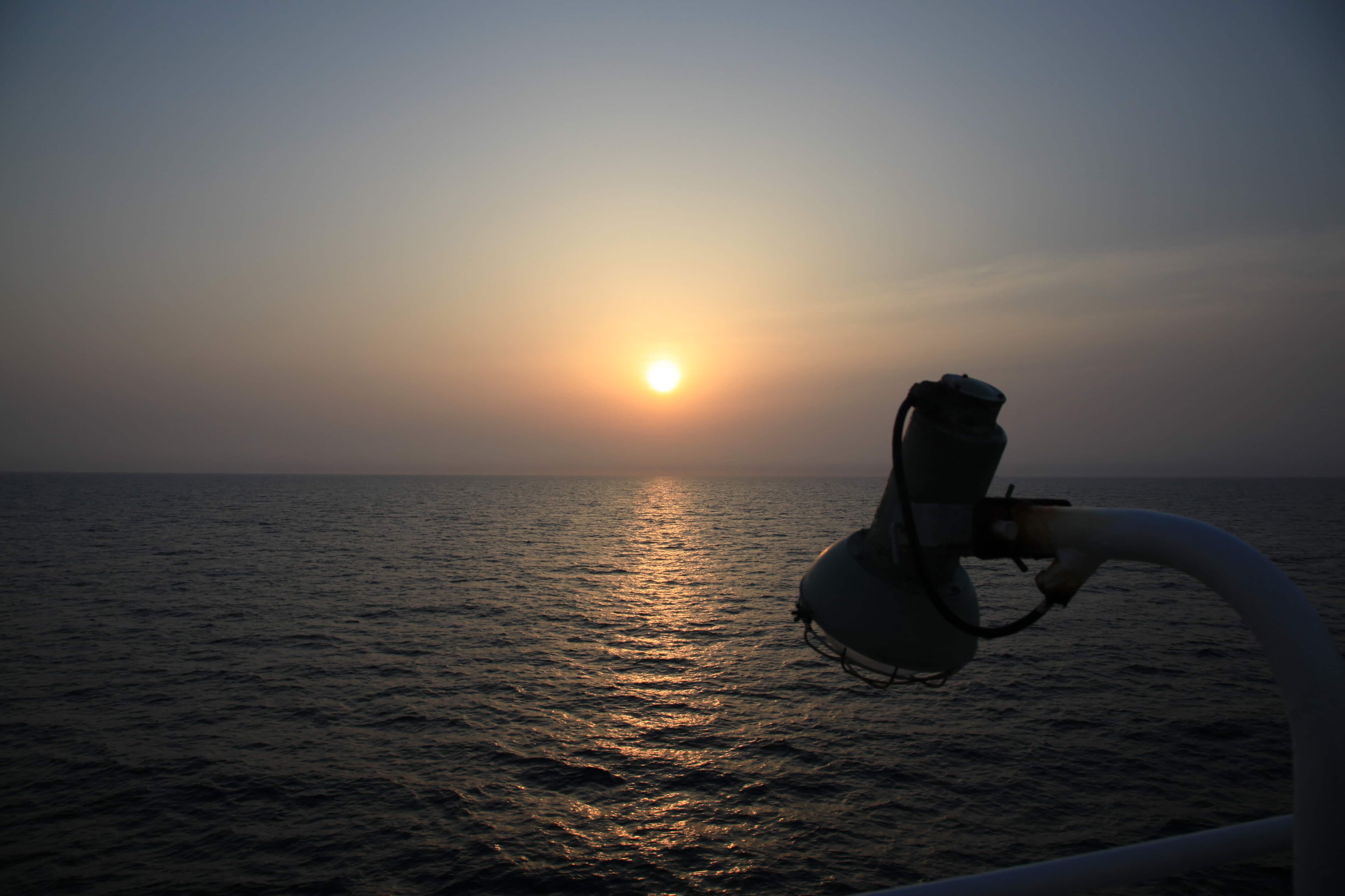 朝日と船尾の救命浮標