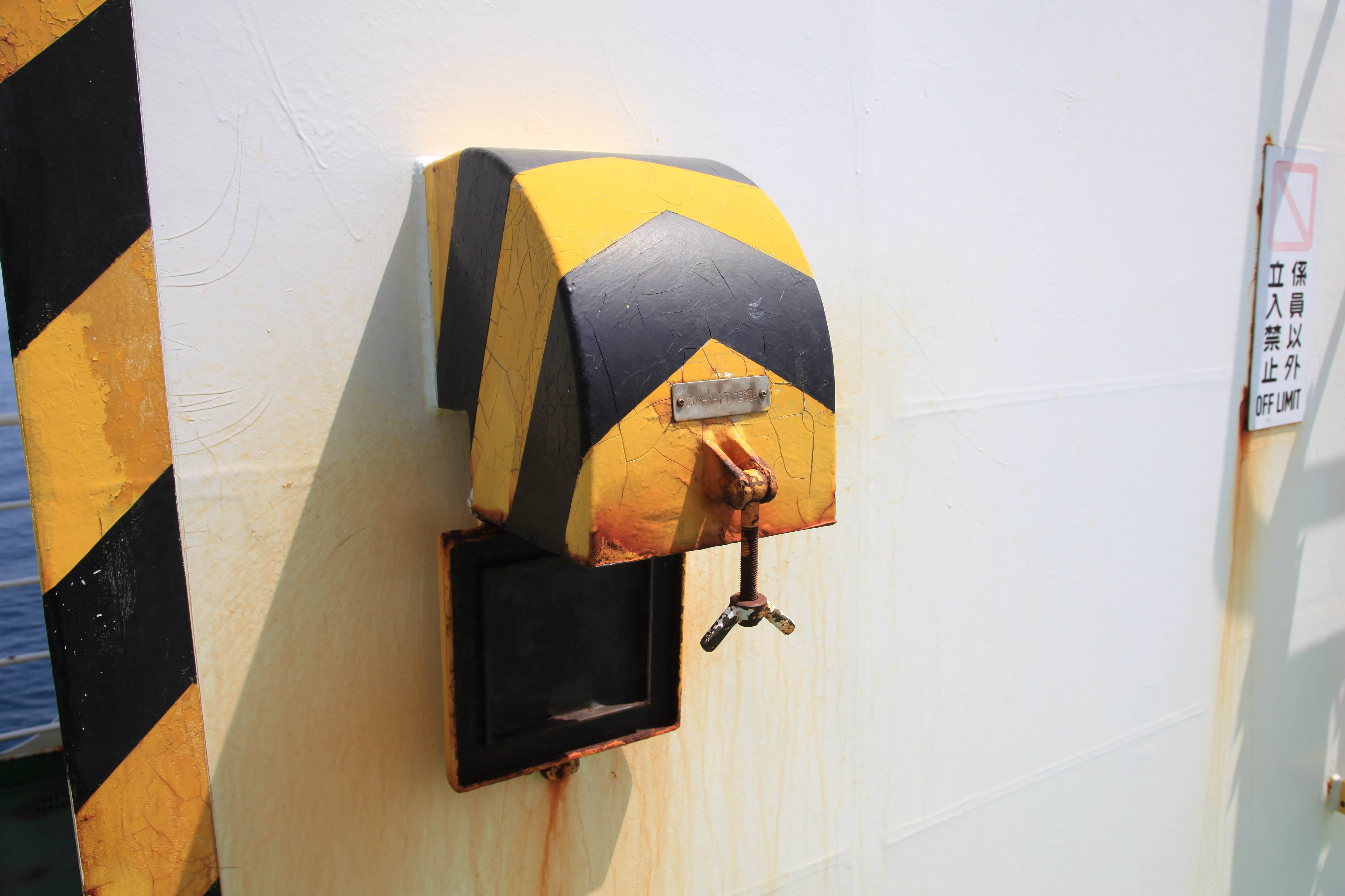 ホースリールボックス（黄黒ストライプ）