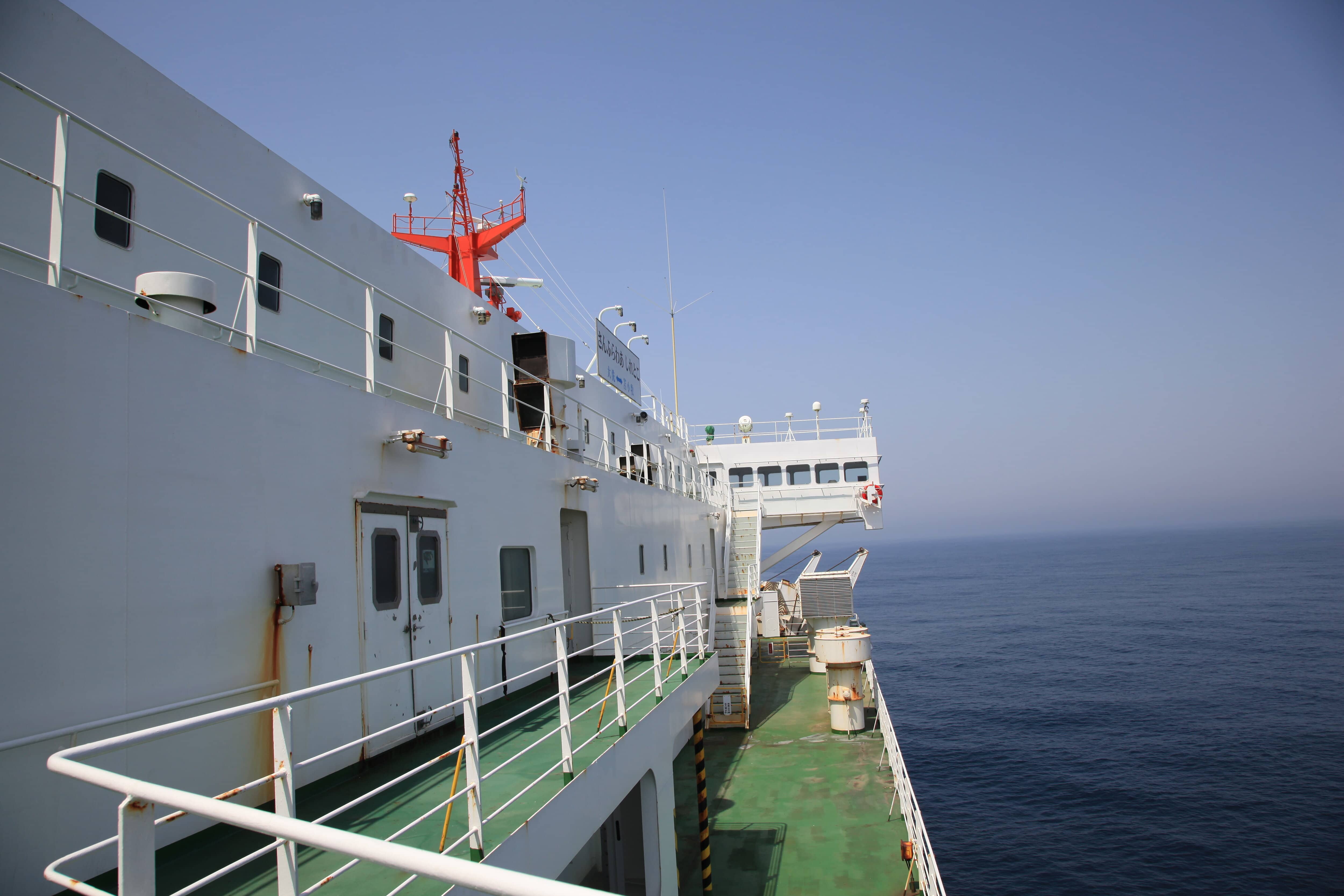 デッキから見上げる操舵室