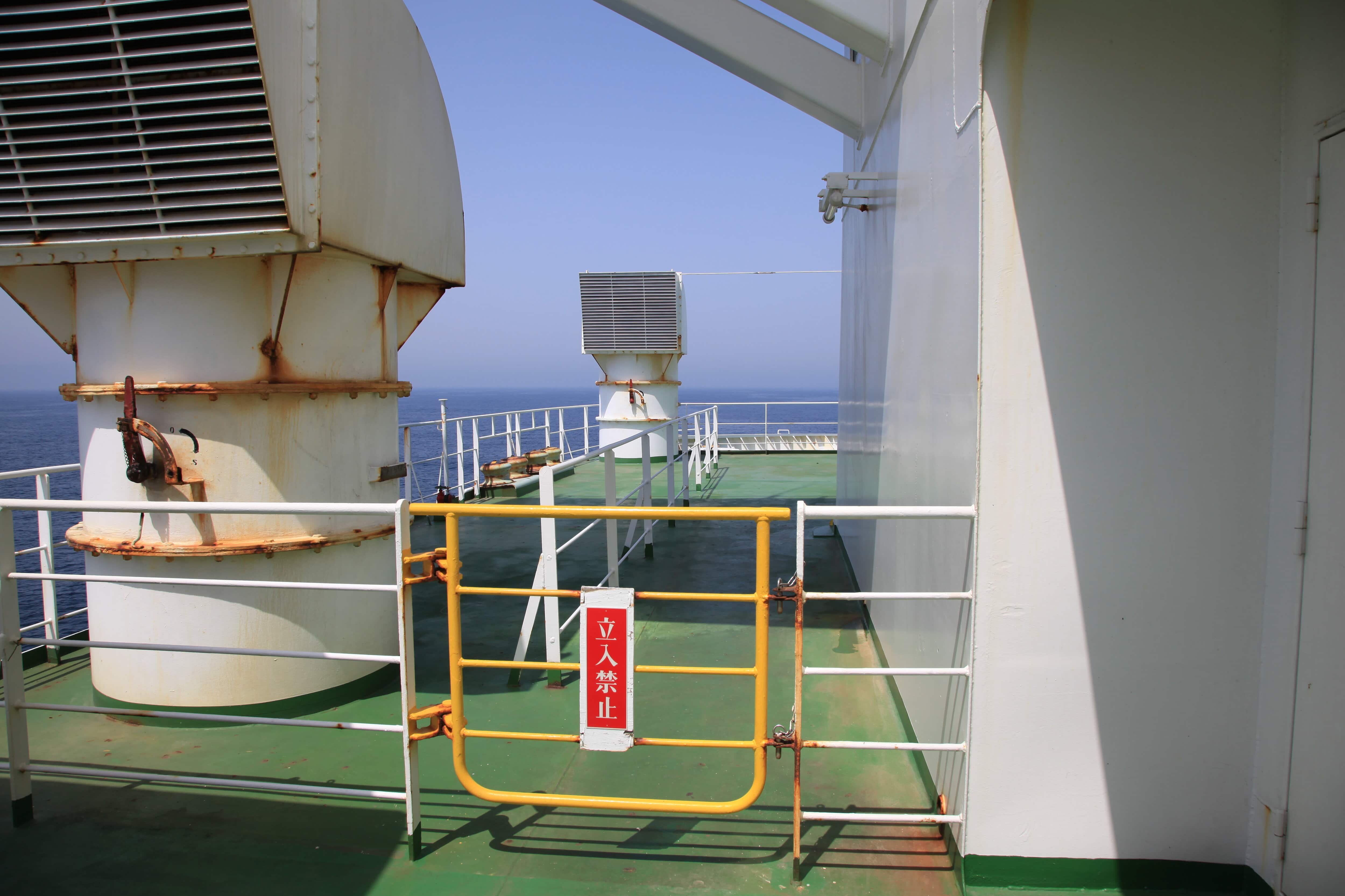 立入禁止ゲート（逆光）