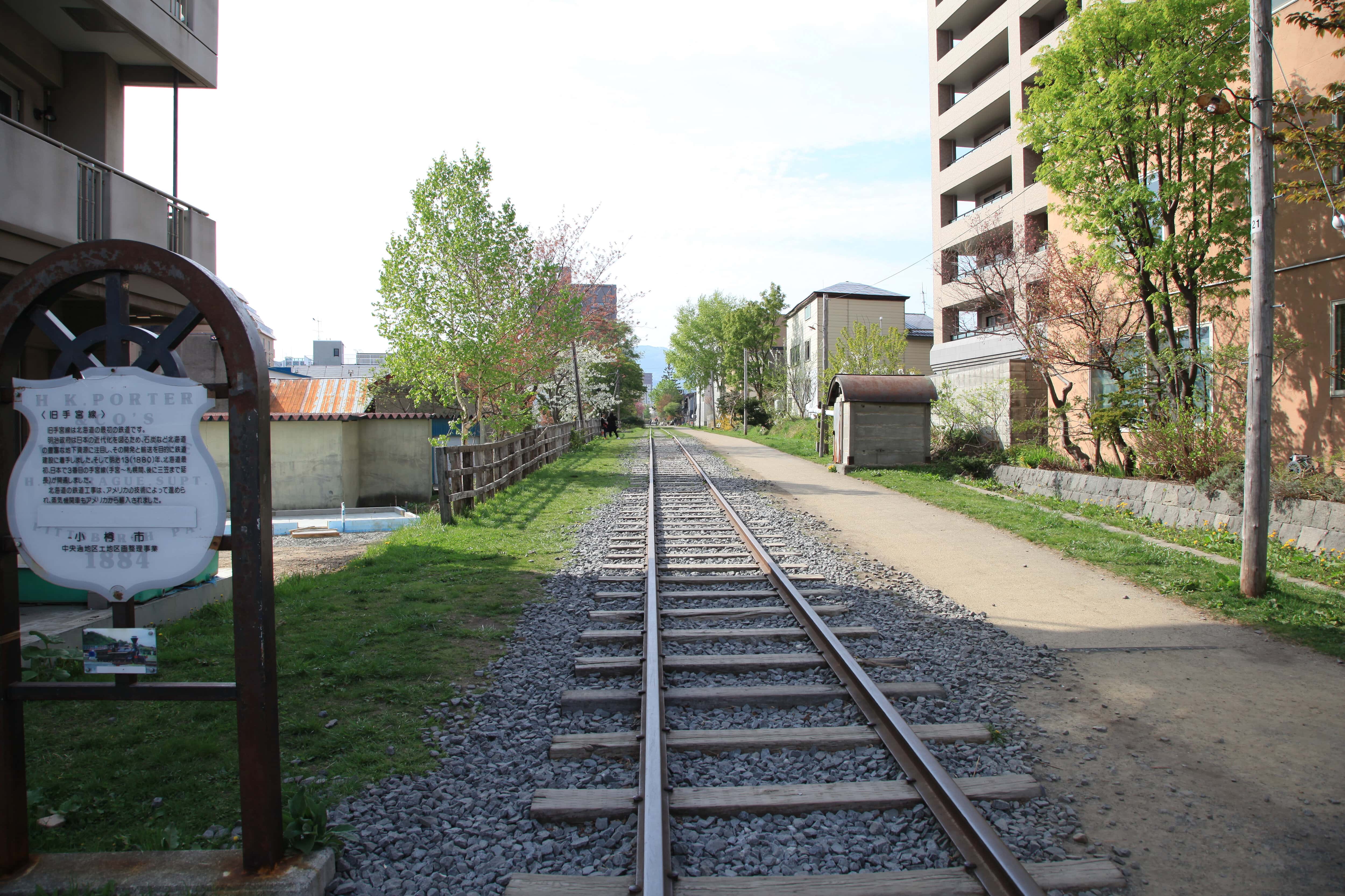 旧手宮線の線路遠景（住宅地区間）