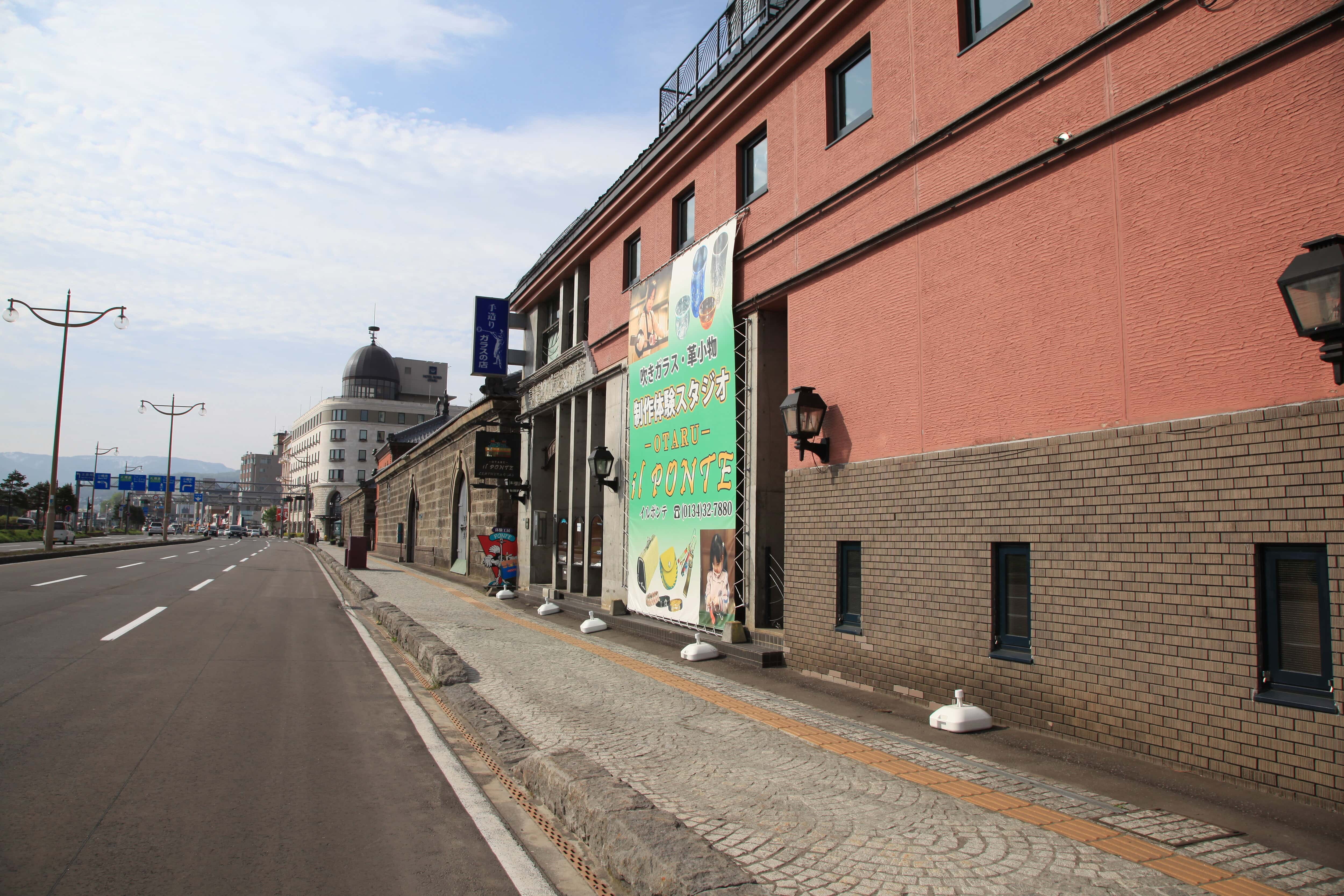 小樽の赤レンガ倉庫沿いの色内通り