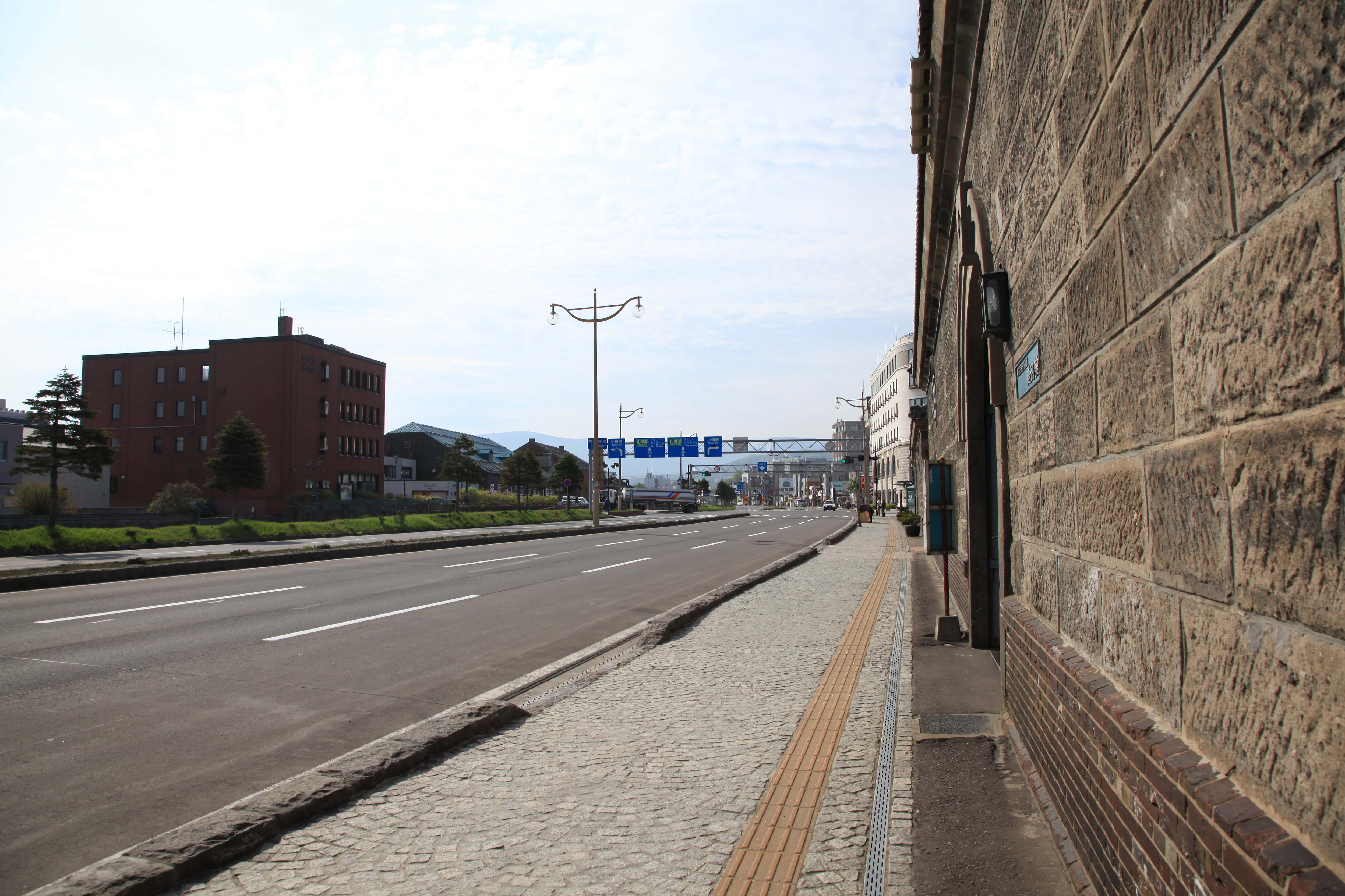 小樽の石造倉庫外壁と運河方向の道路