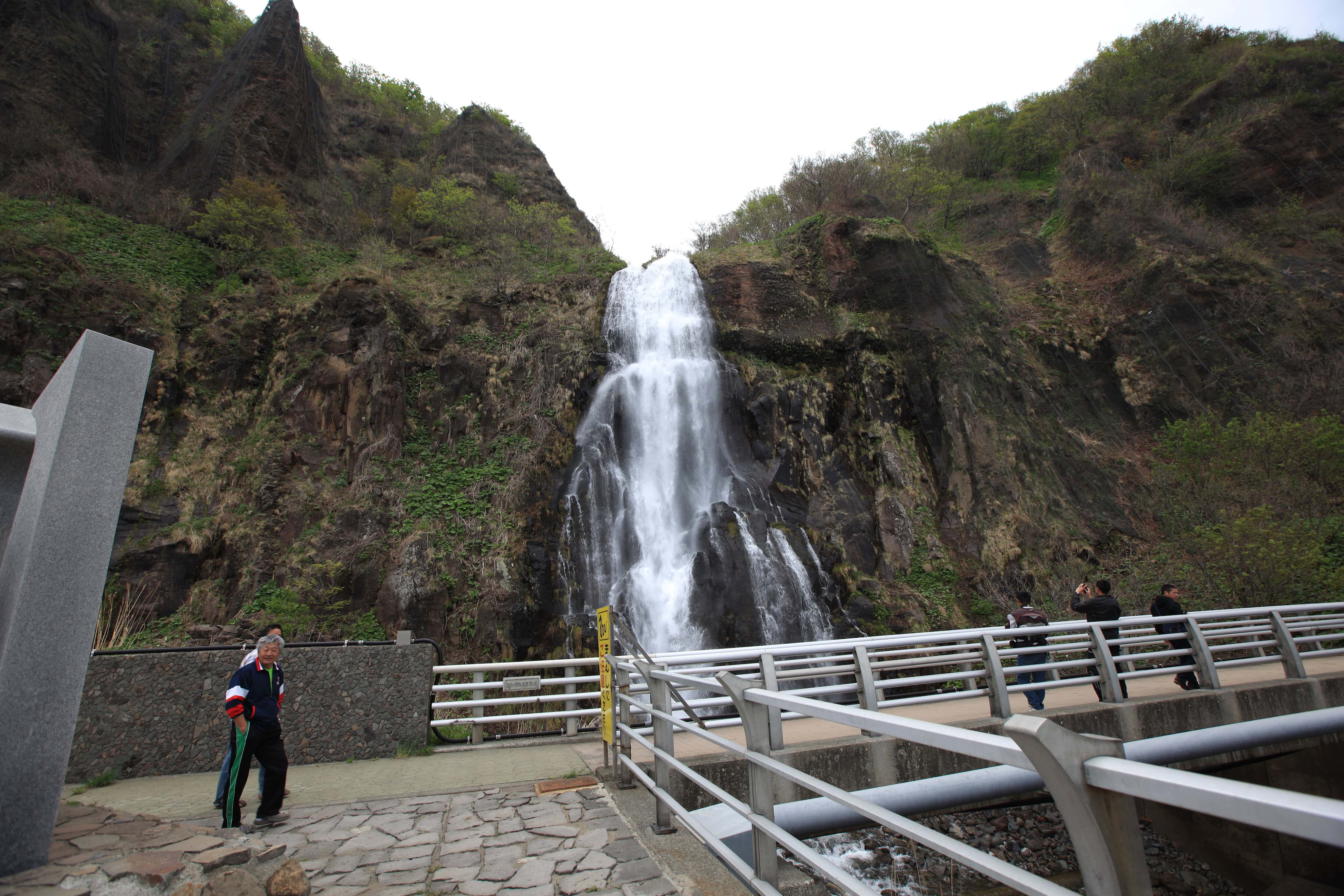 白銀の滝の見学デッキと観光客