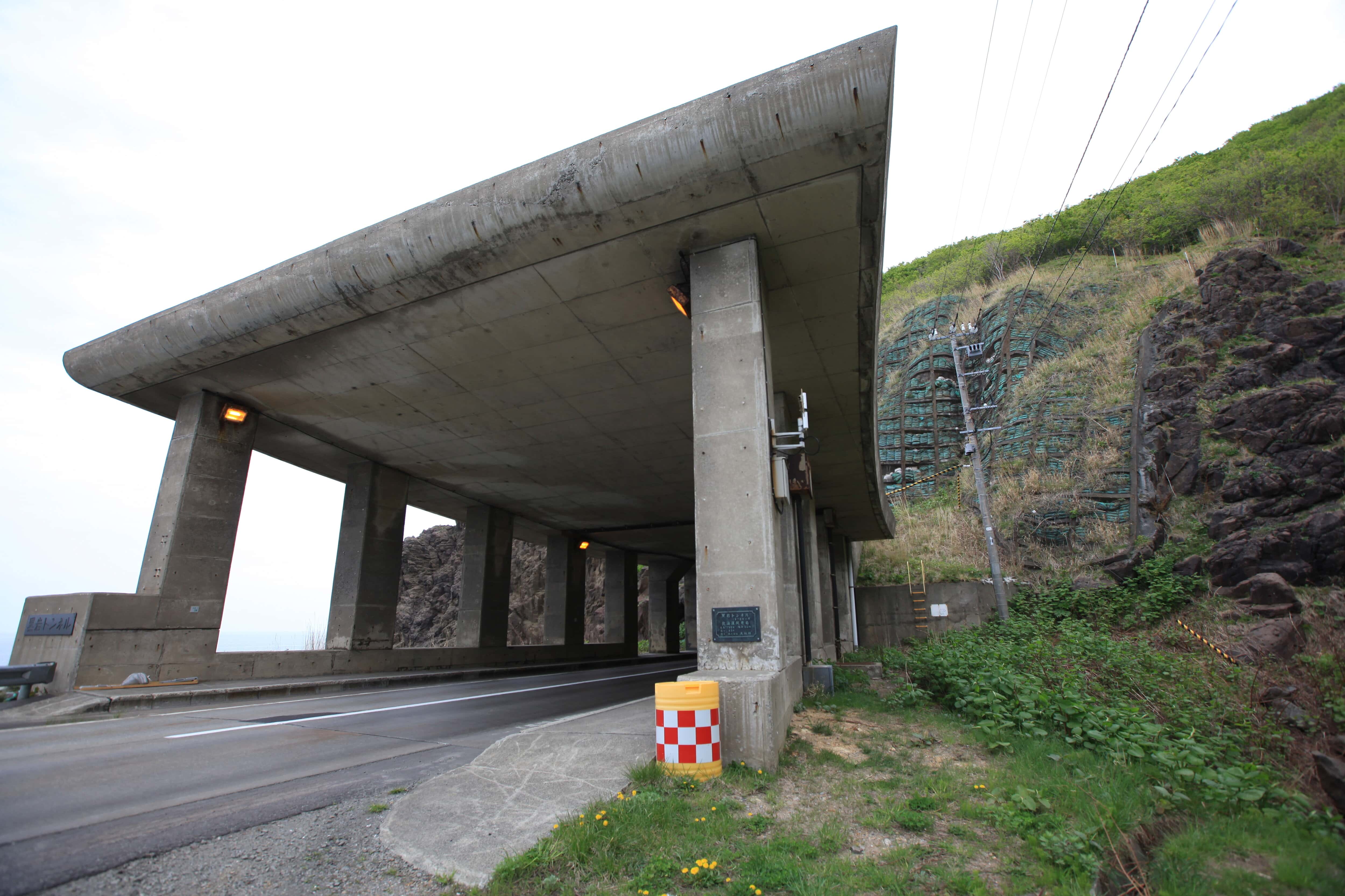銀鱗の滝近くの道路シェルター