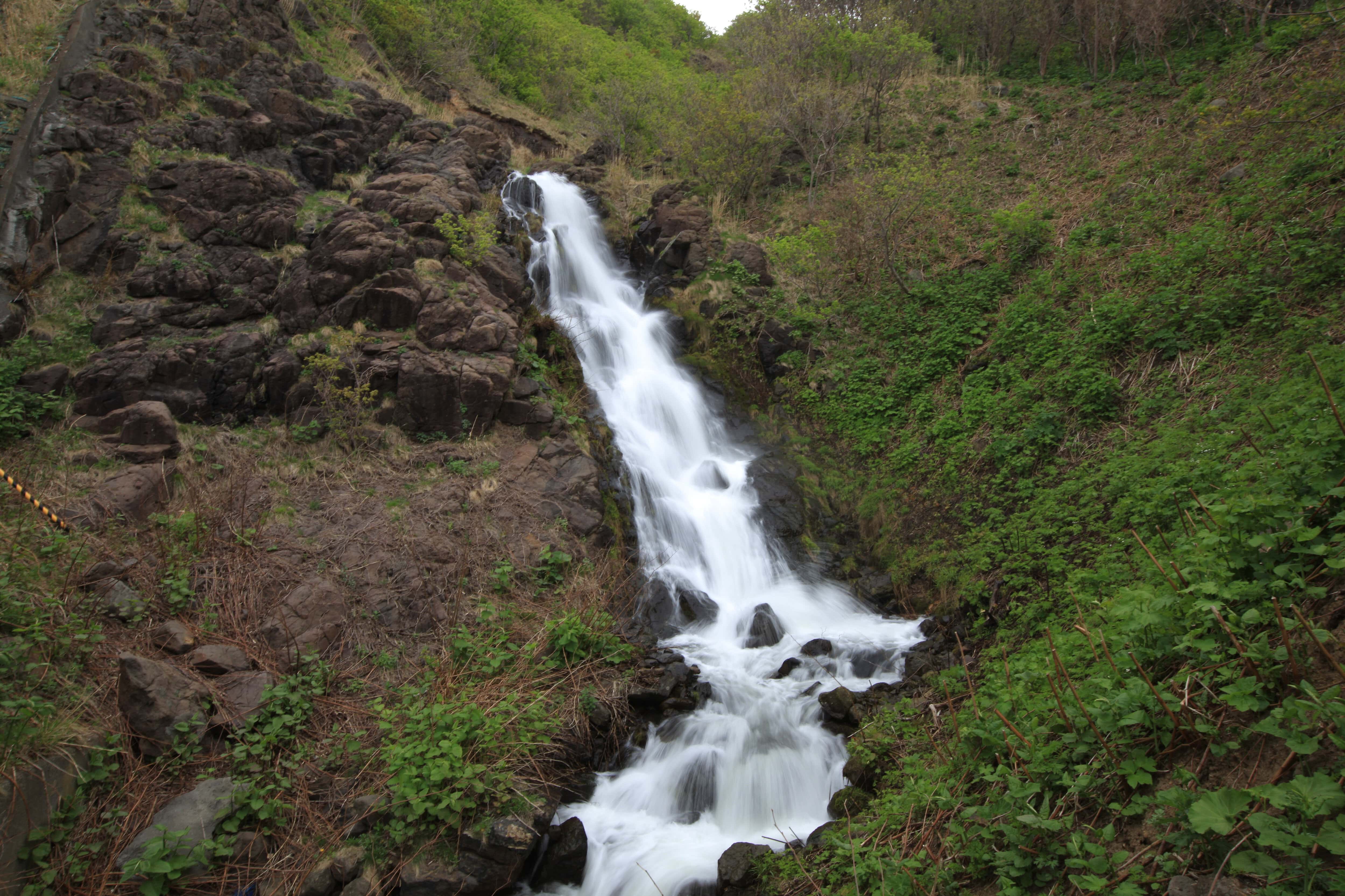銀鱗の滝の全景(縦構図2)