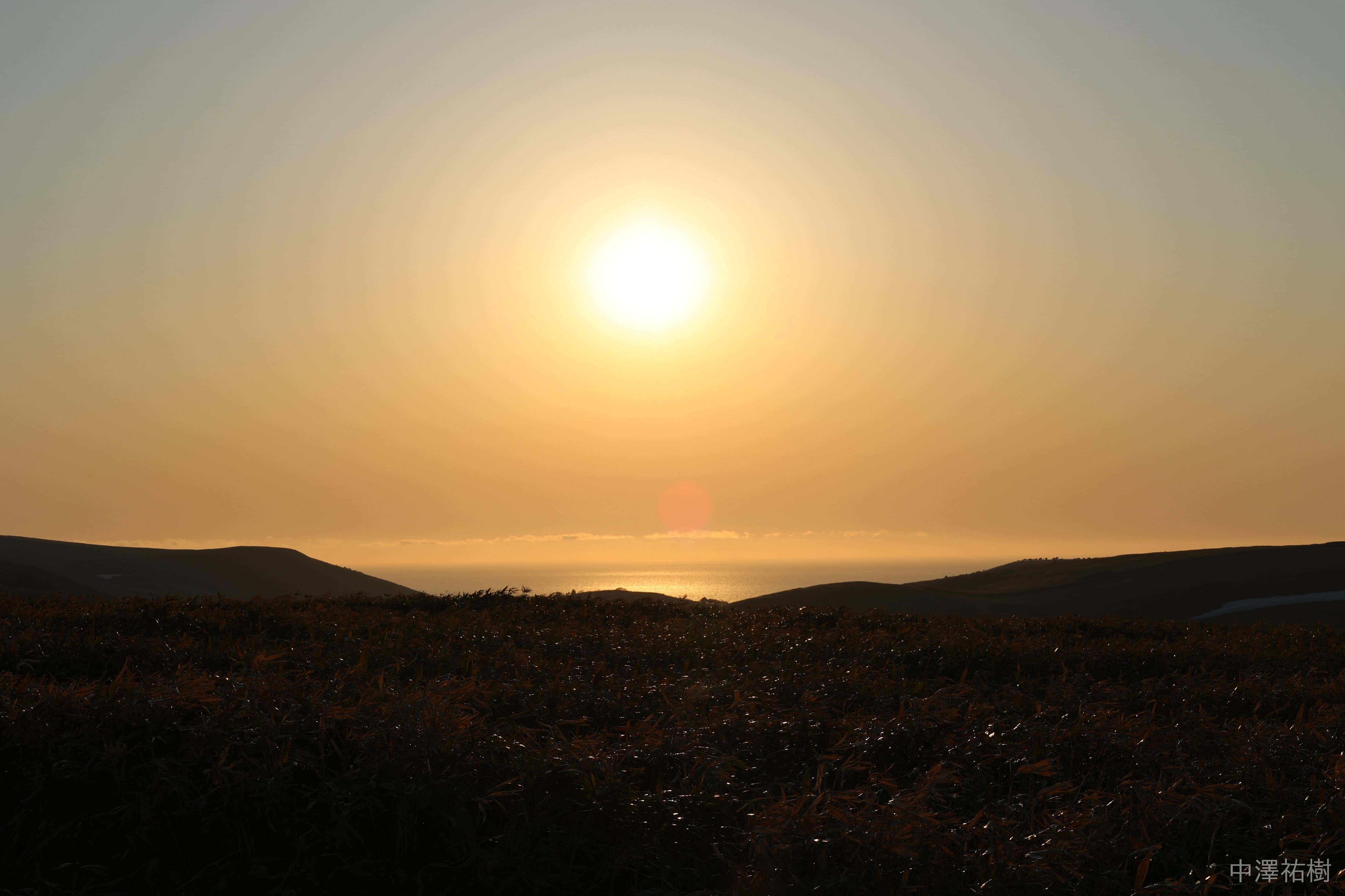 193.宗谷丘陵・夕景の風車と宗谷海峡