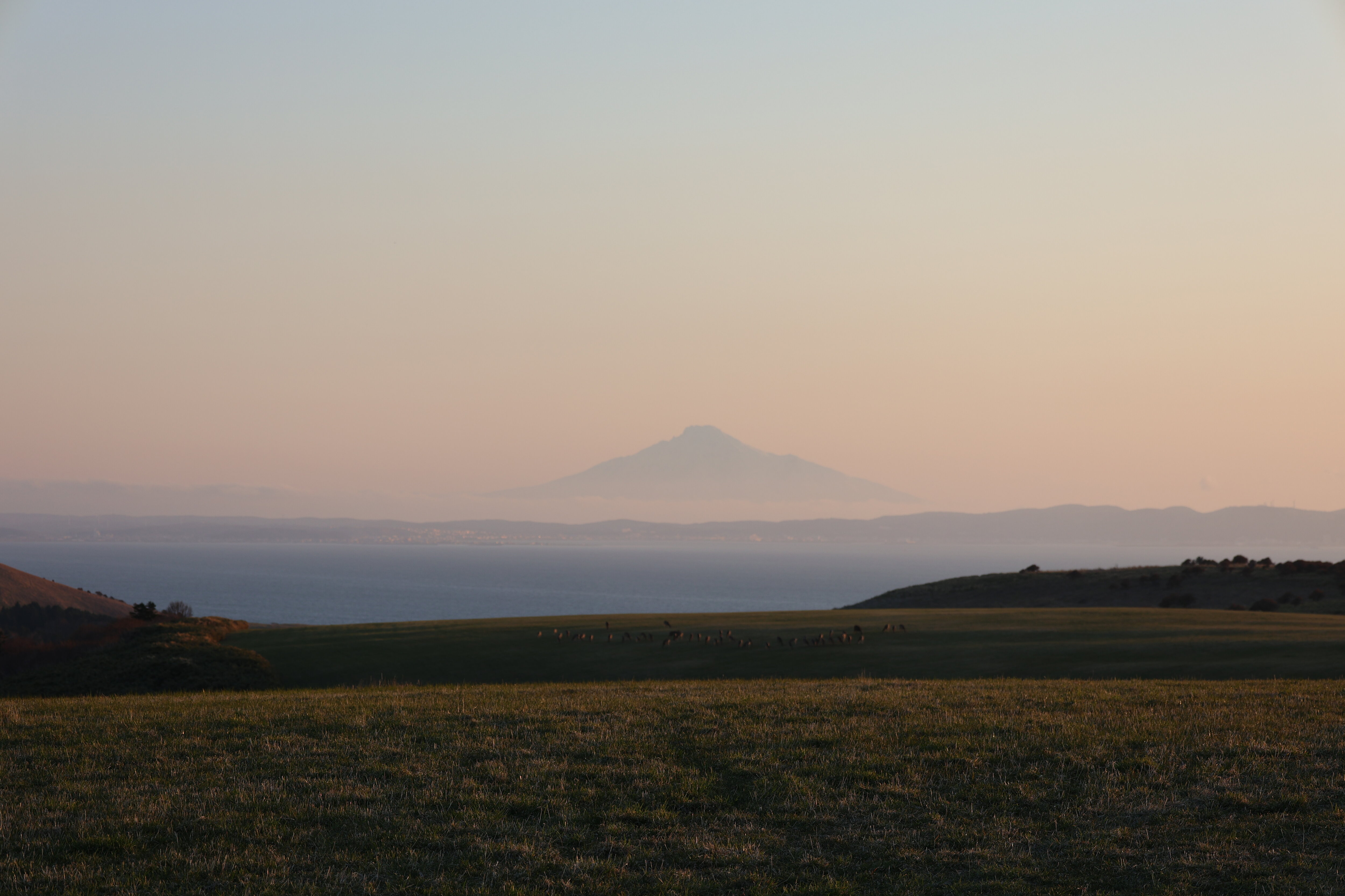 199.宗谷丘陵・夕景の丘と日本海・利尻富士