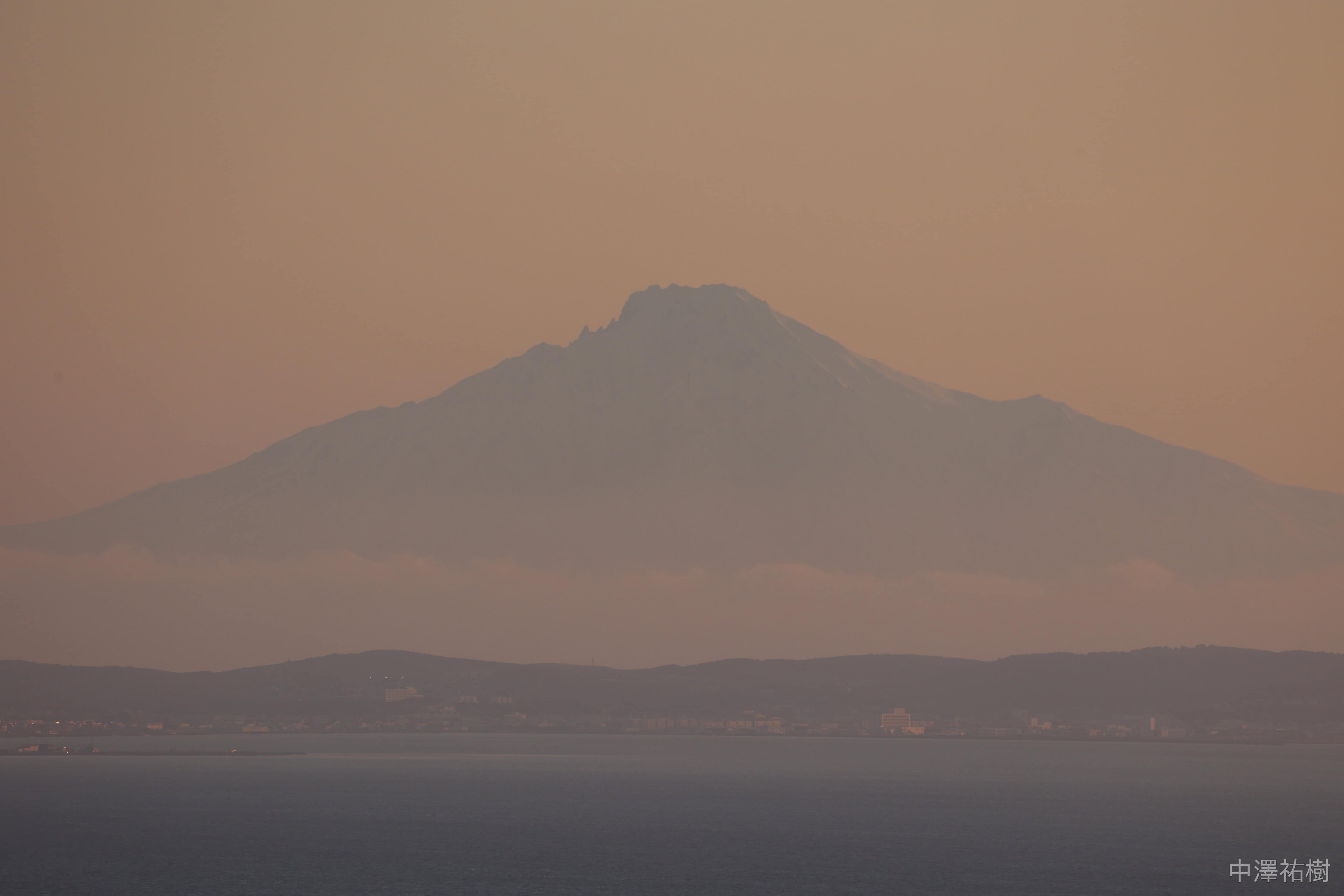 205.宗谷丘陵・夕景の風車と宗谷海峡②