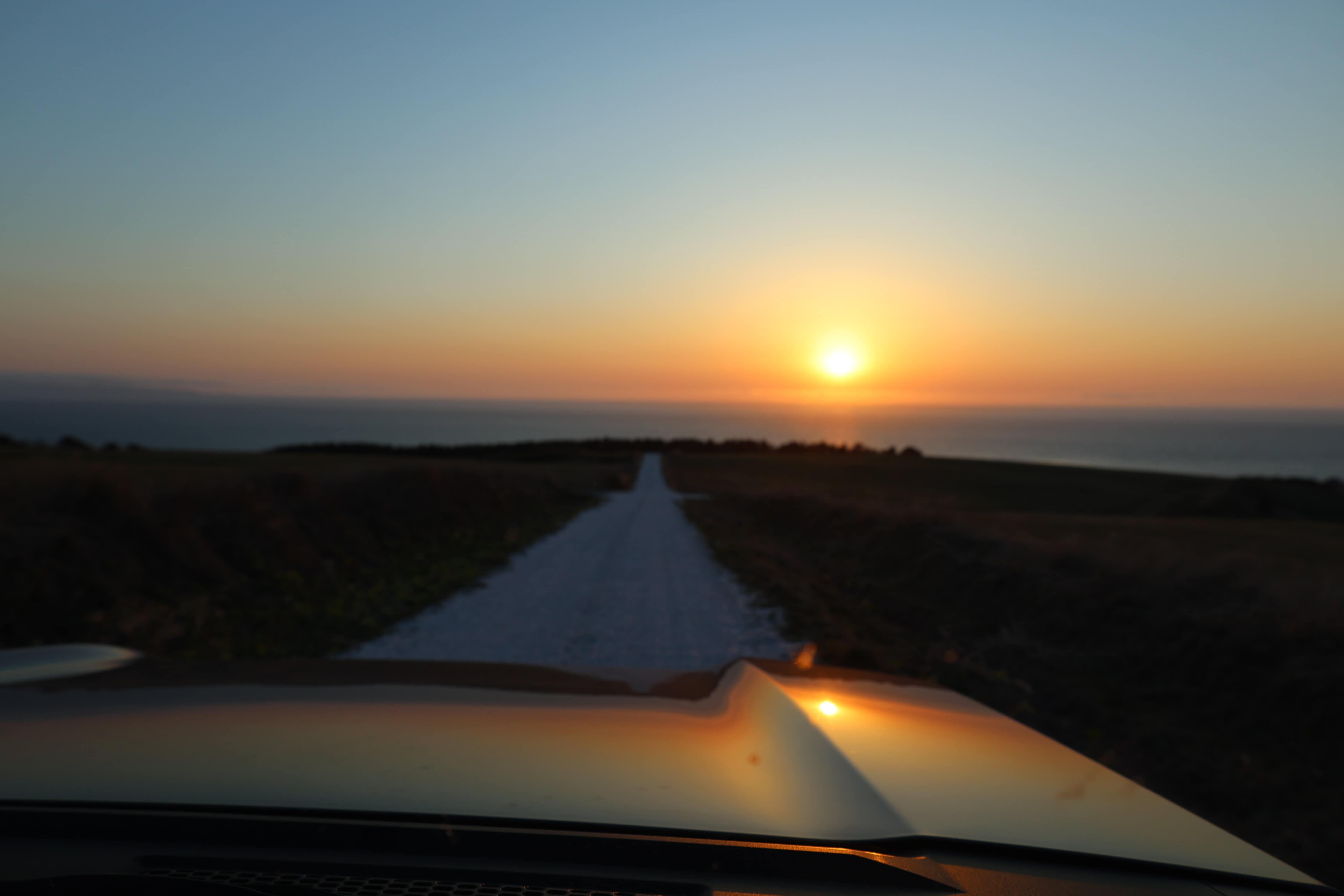 211.白い道（貝殻ロード）・夕日に向かう砂利道（Canon R6）
