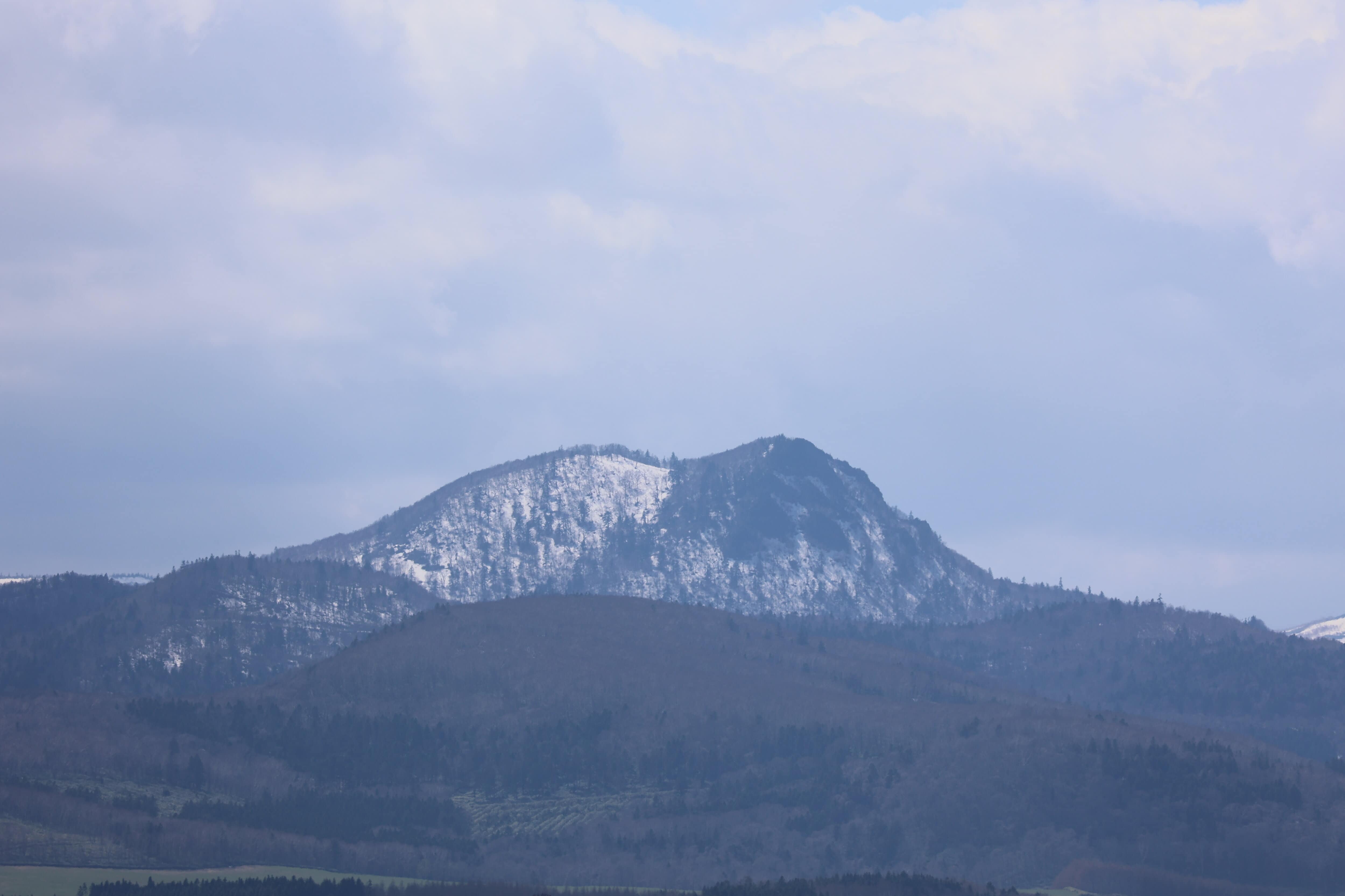 26.日の出岬・残雪の岩山（望遠アップ）