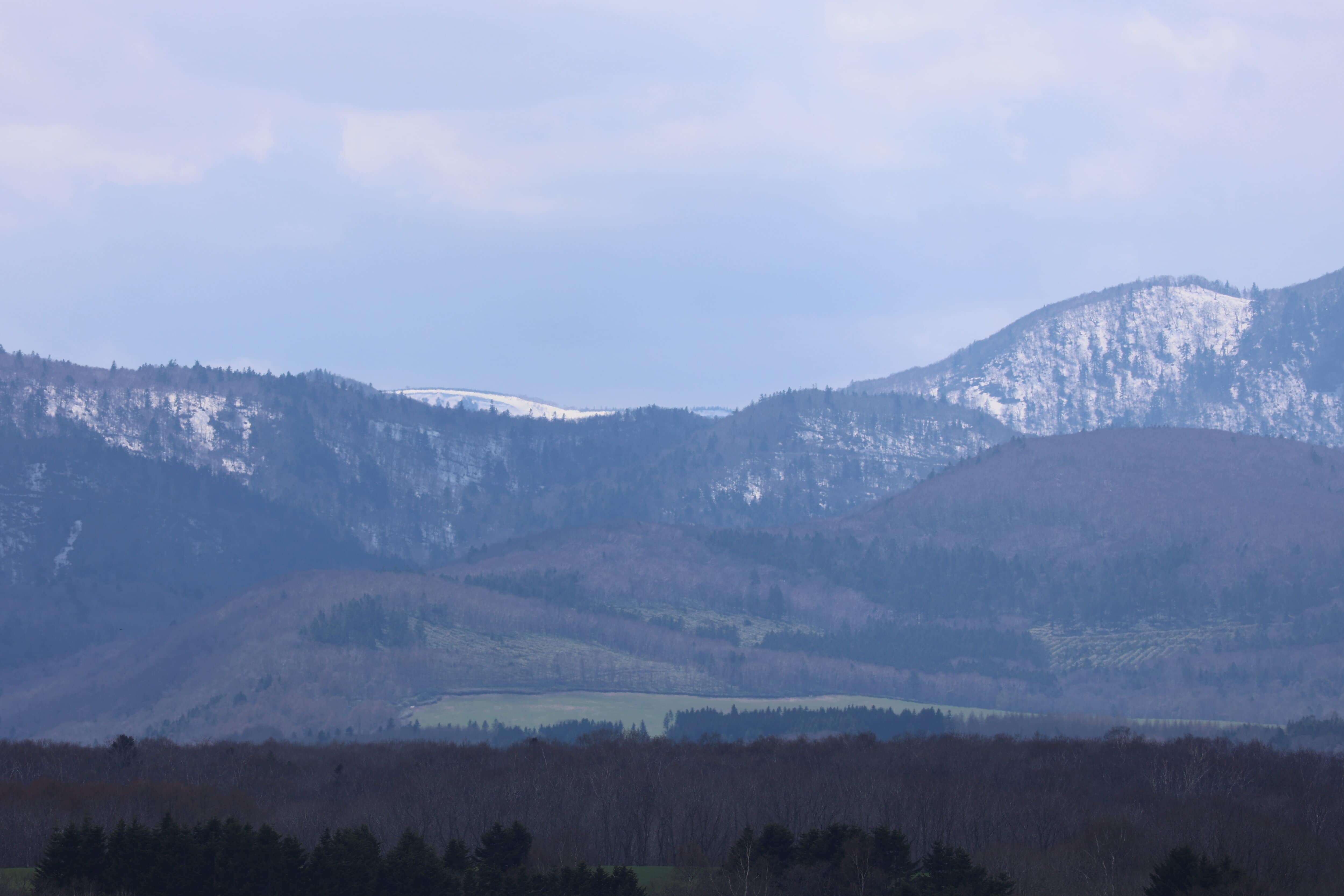 27.日の出岬・残雪の連山（望遠）