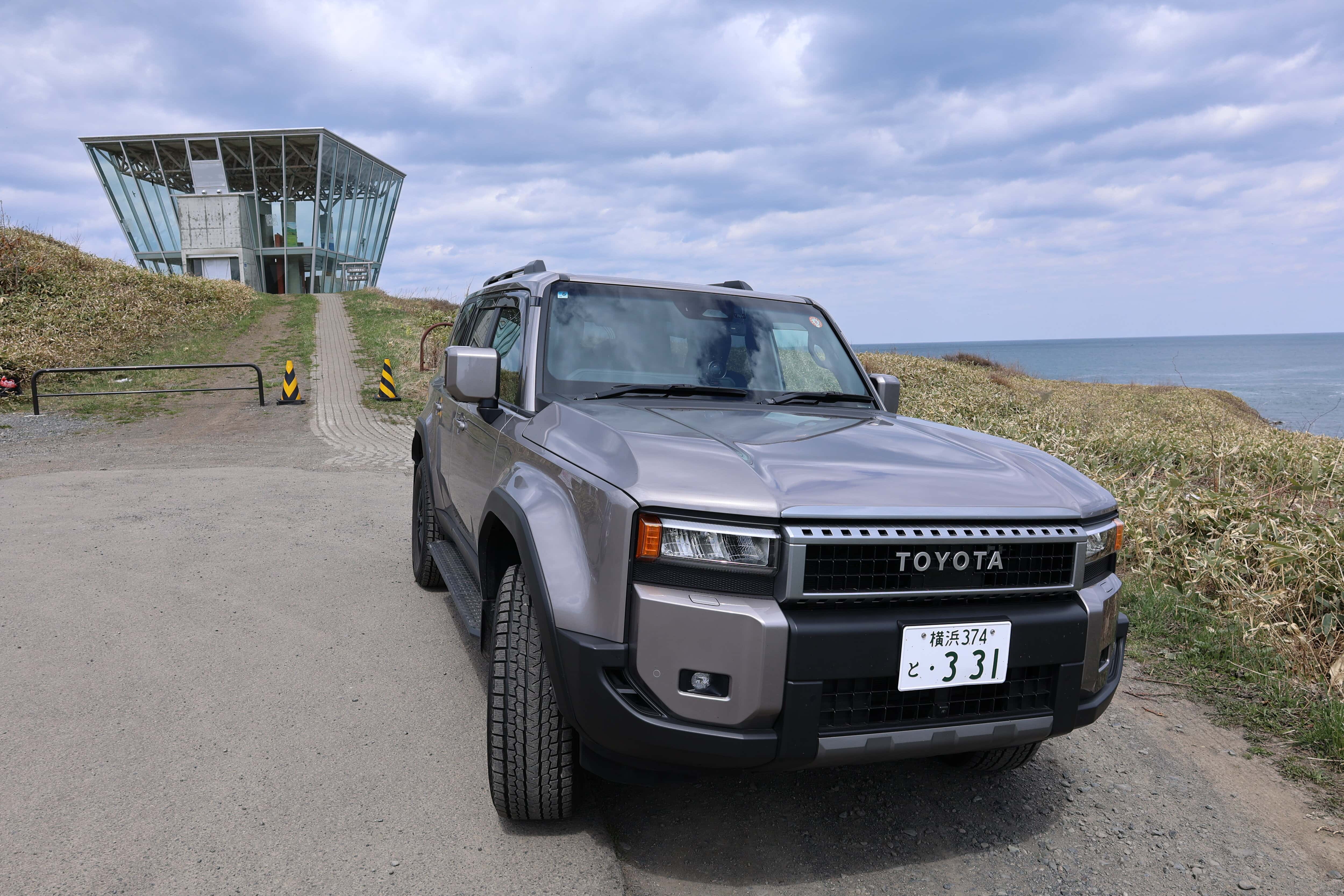 33.日の出岬展望台「ラ・ルーナ」と自車（ランクル正面）