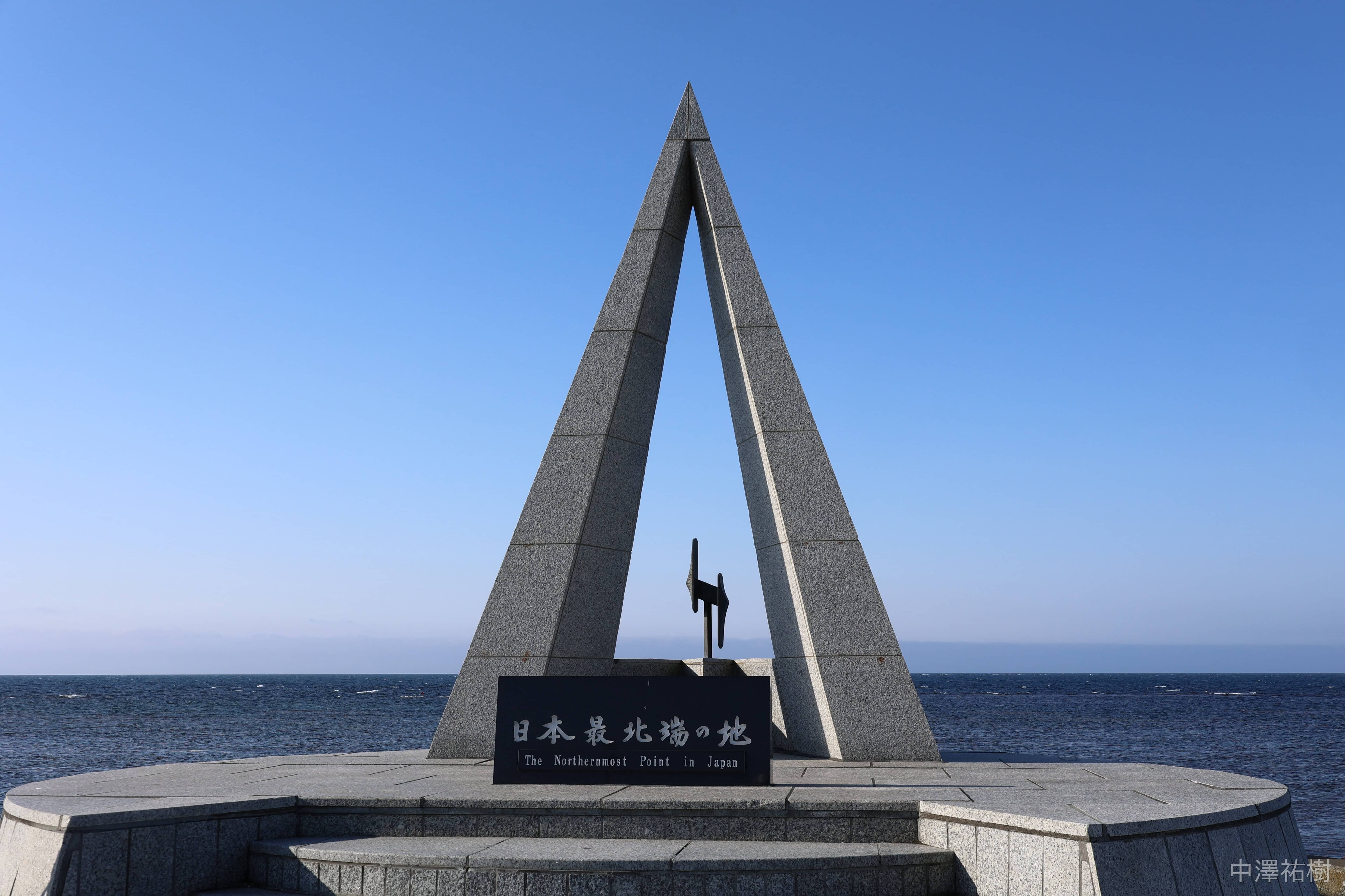 63.宗谷岬・日本最北端の地モニュメント（海を背景に）