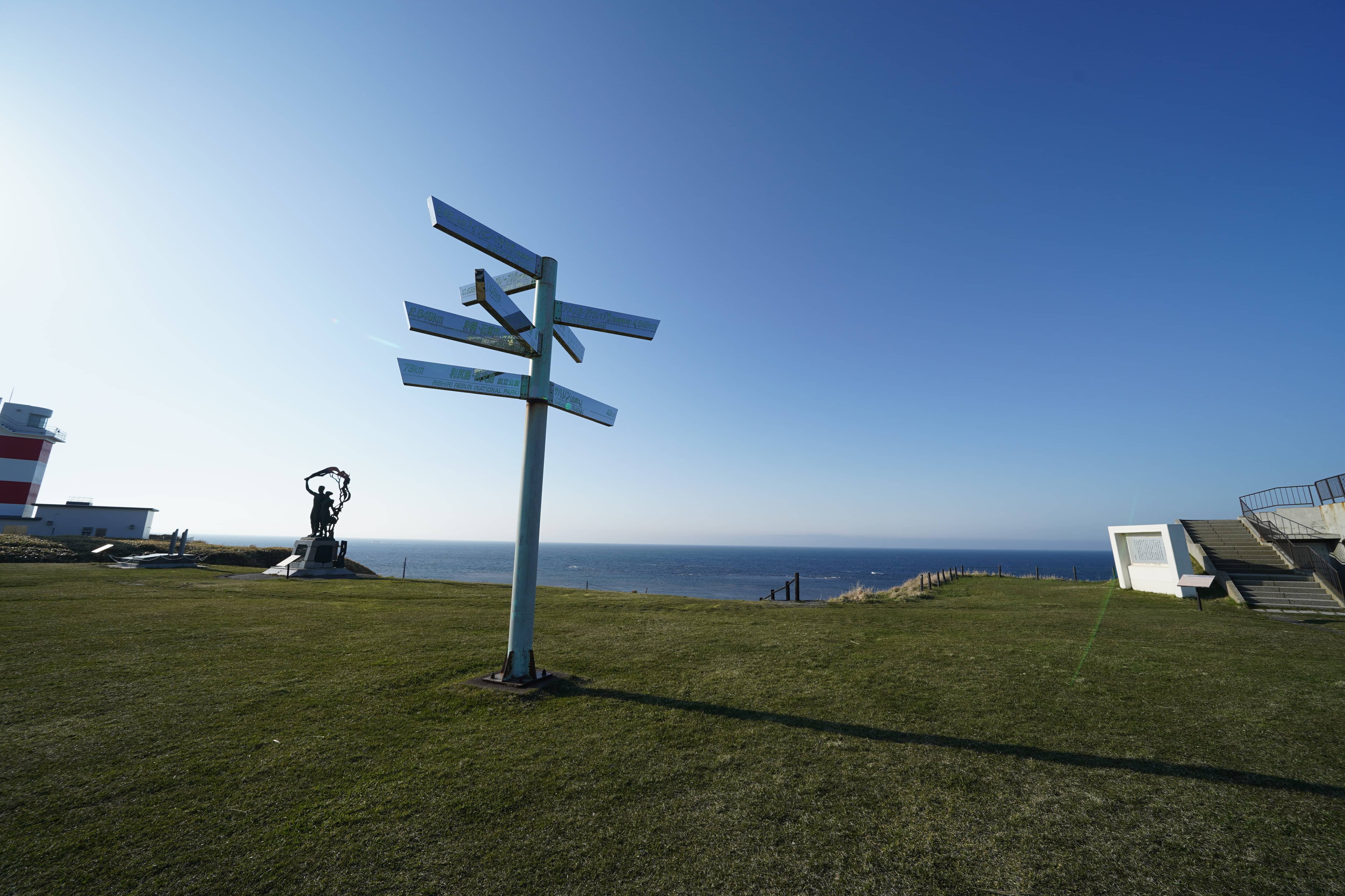 71.宗谷岬・方向看板と銅像①