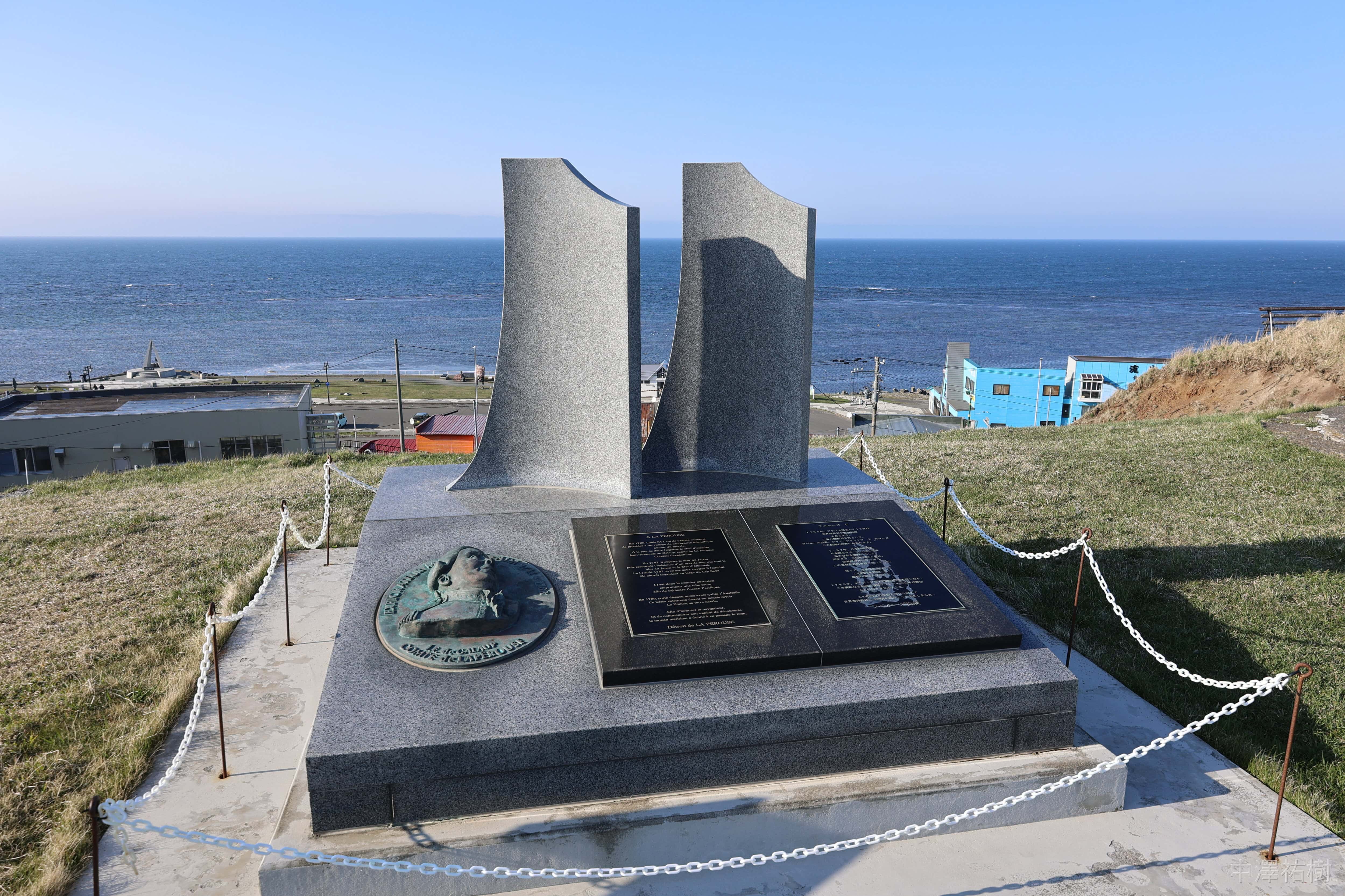 98.宗谷岬・石碑（二柱型モニュメントと説明板）
