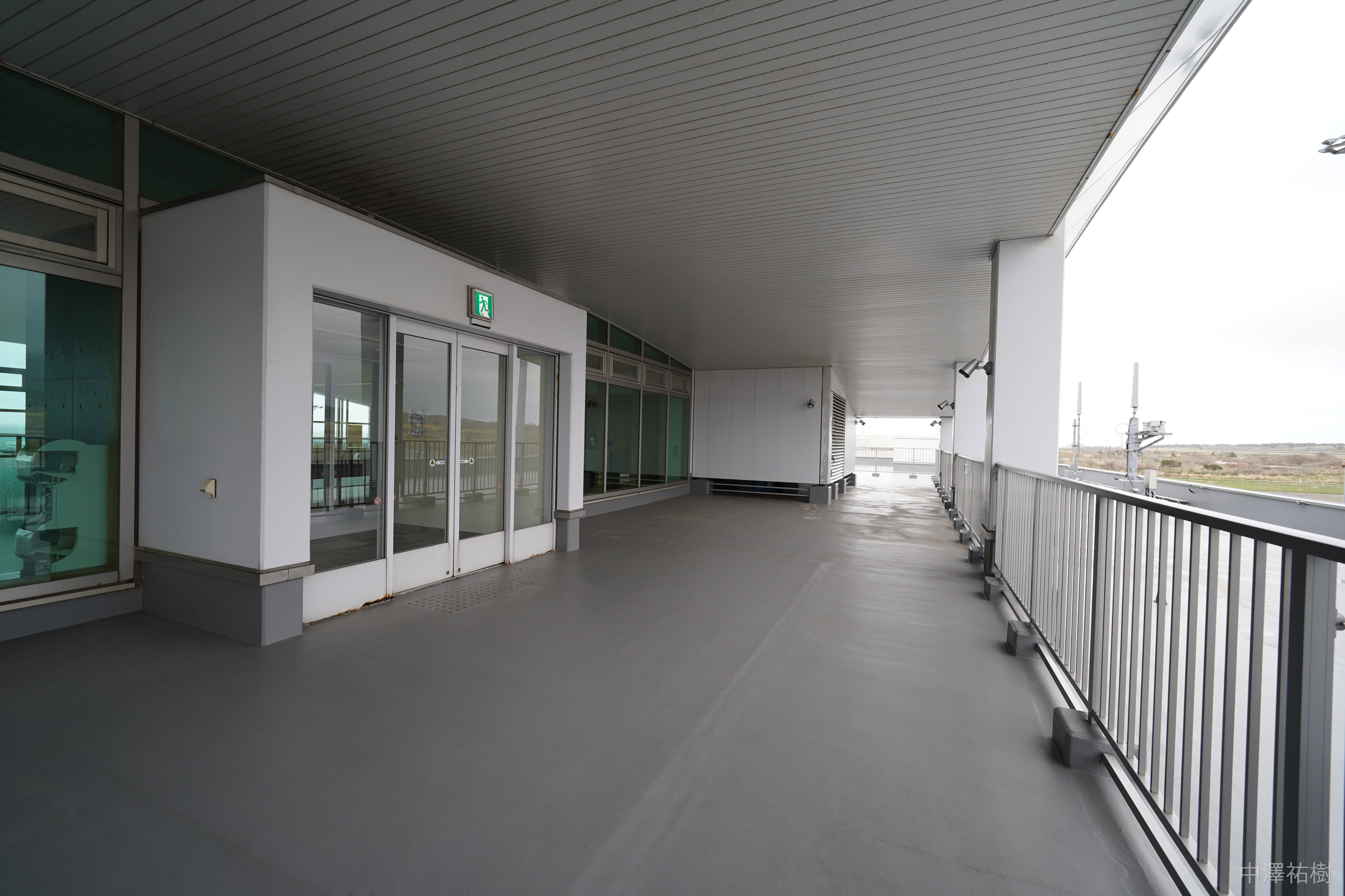 41.利尻空港2階の屋外展望デッキ通路