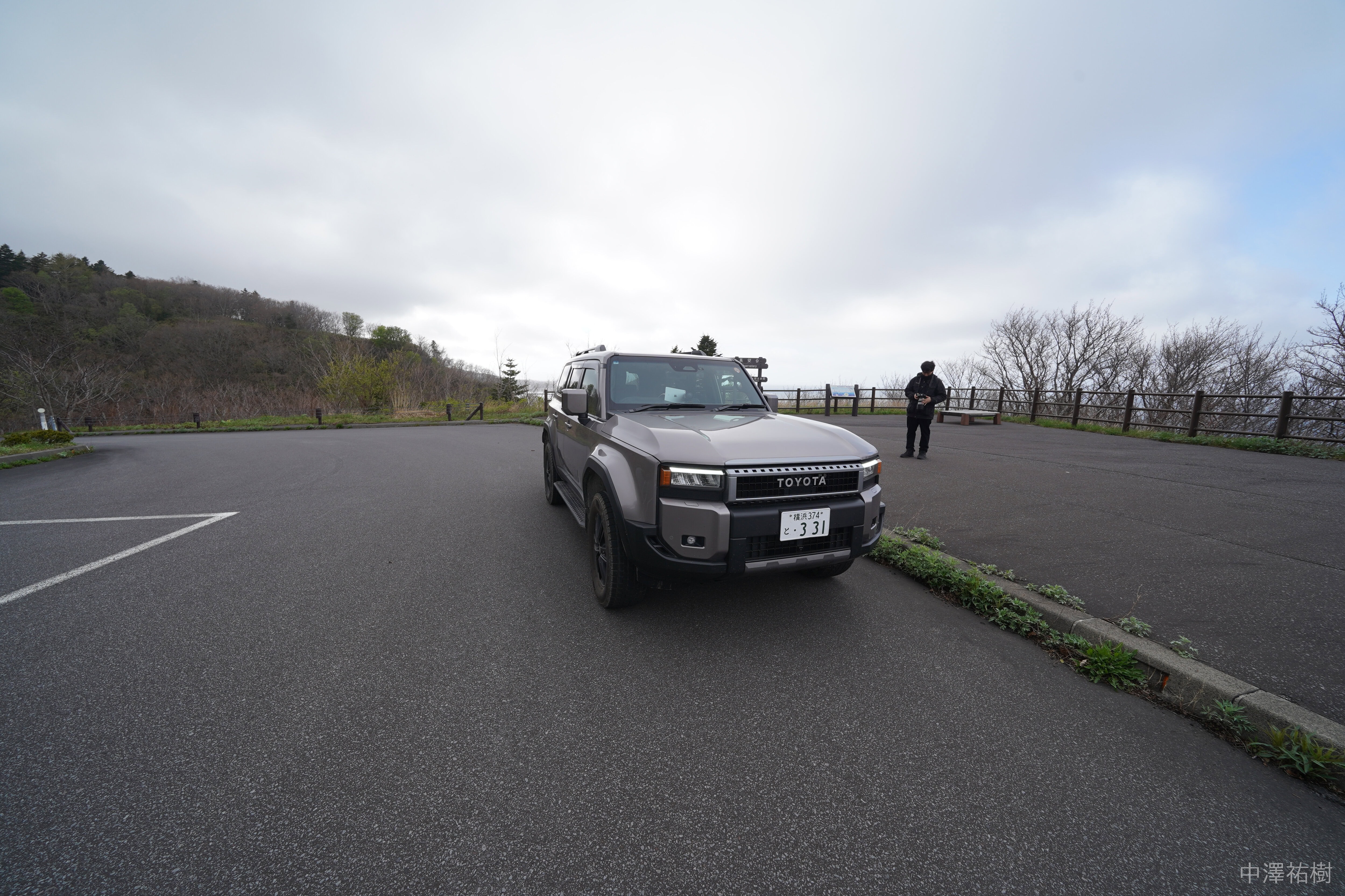 110.富士野園地の車と曇り空