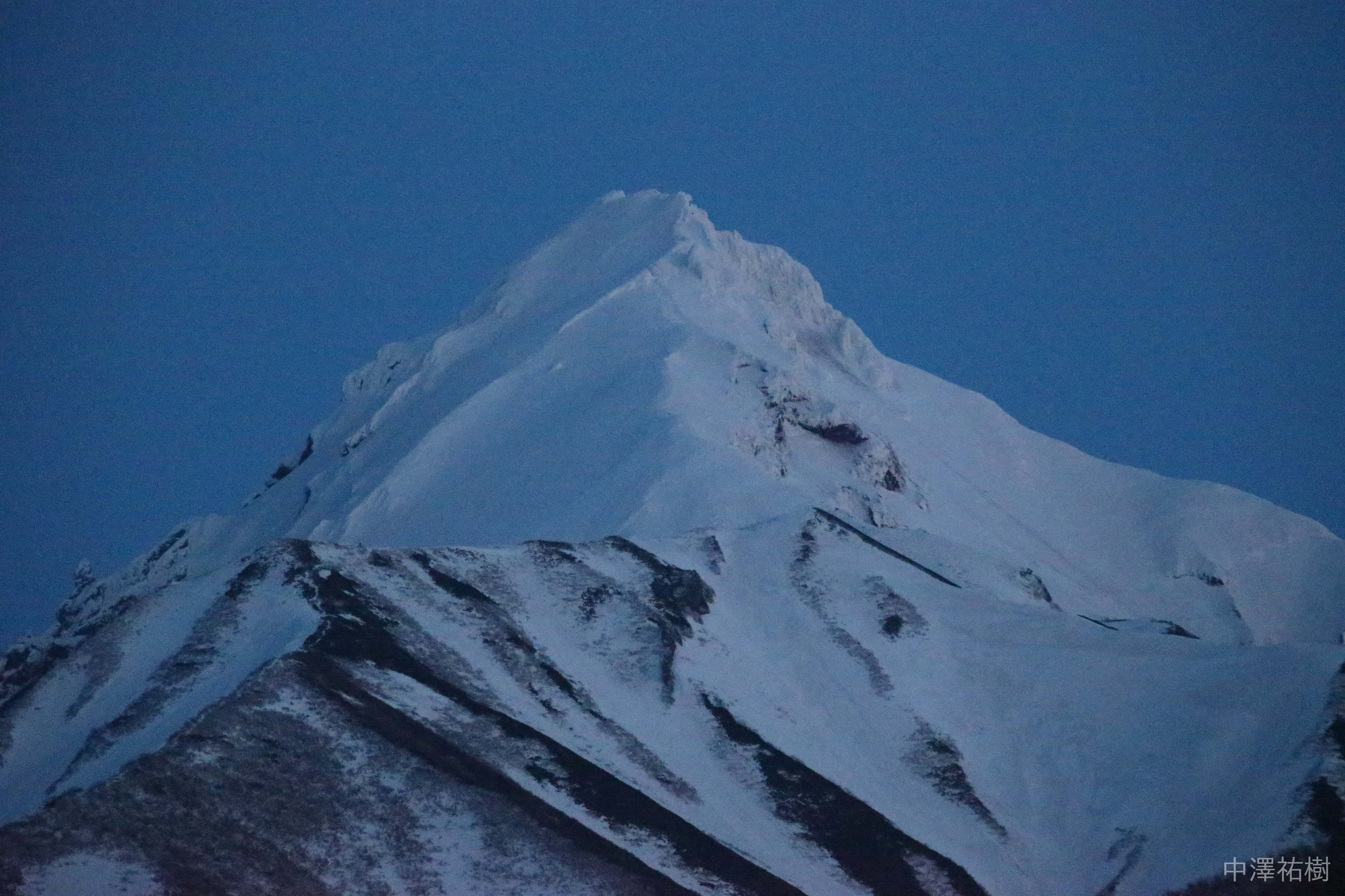 154.夜の利尻岳の雪景色
