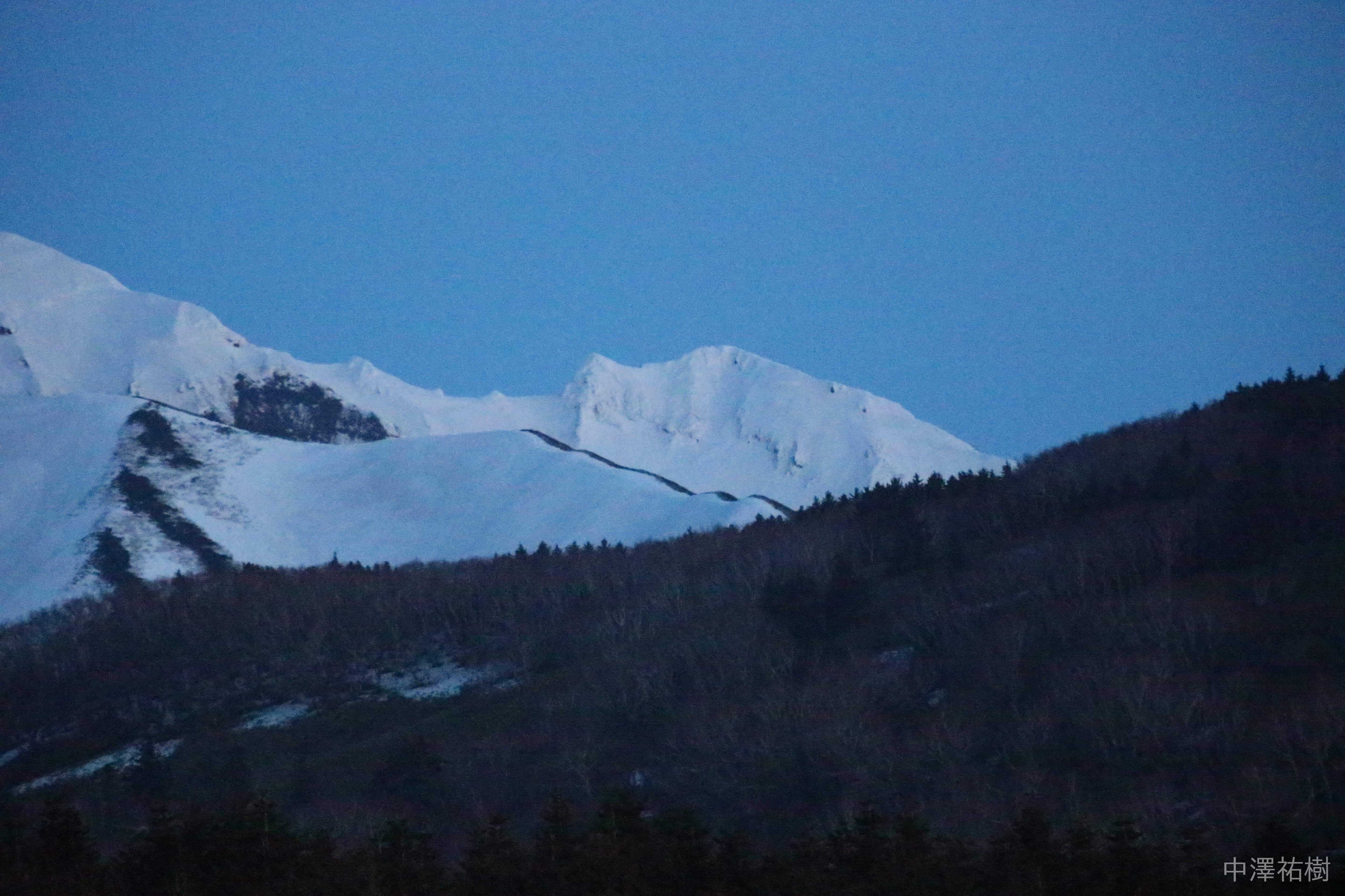 155.夜の山頂に浮かぶ雪渓