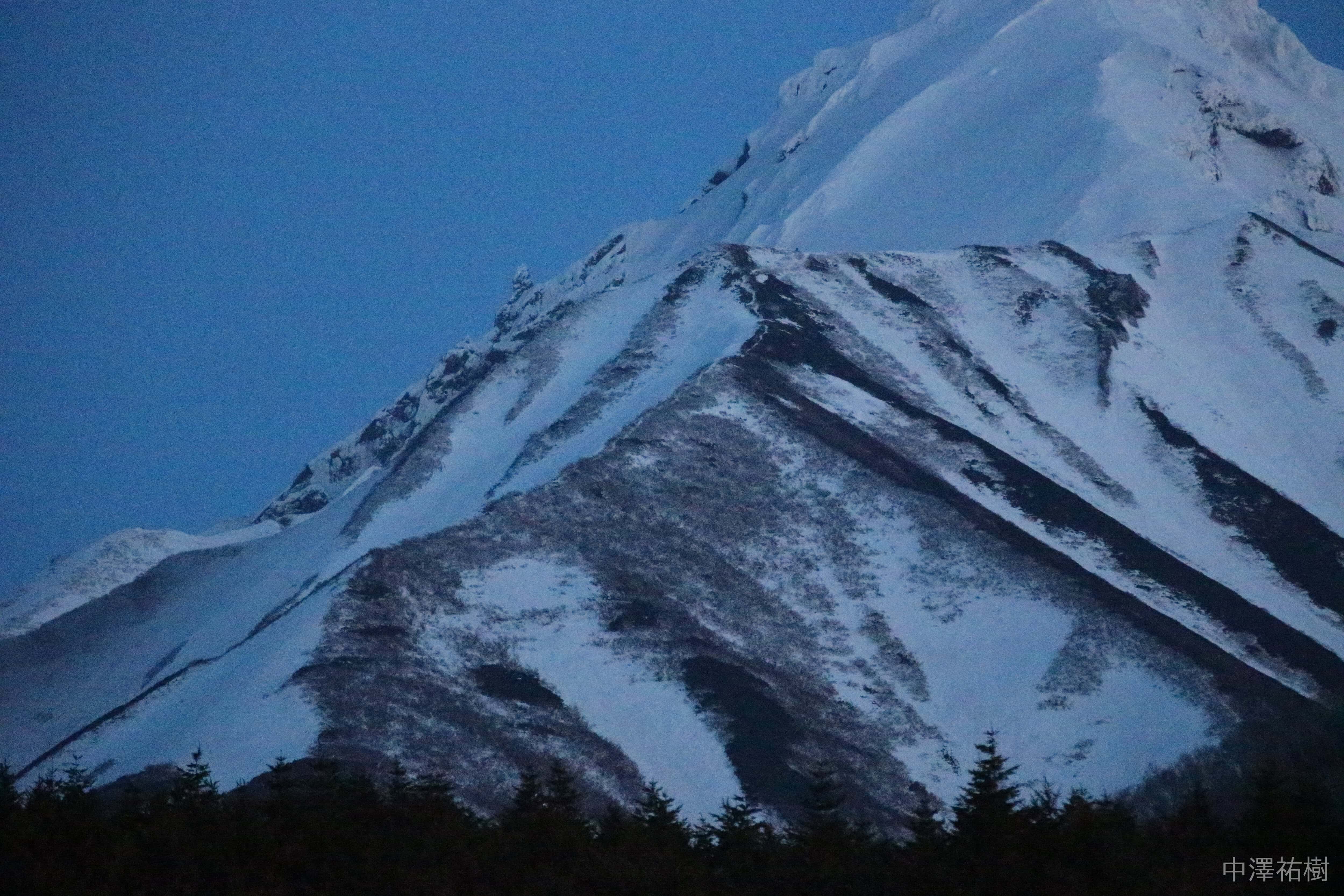 156.夜の利尻岳の雪景色