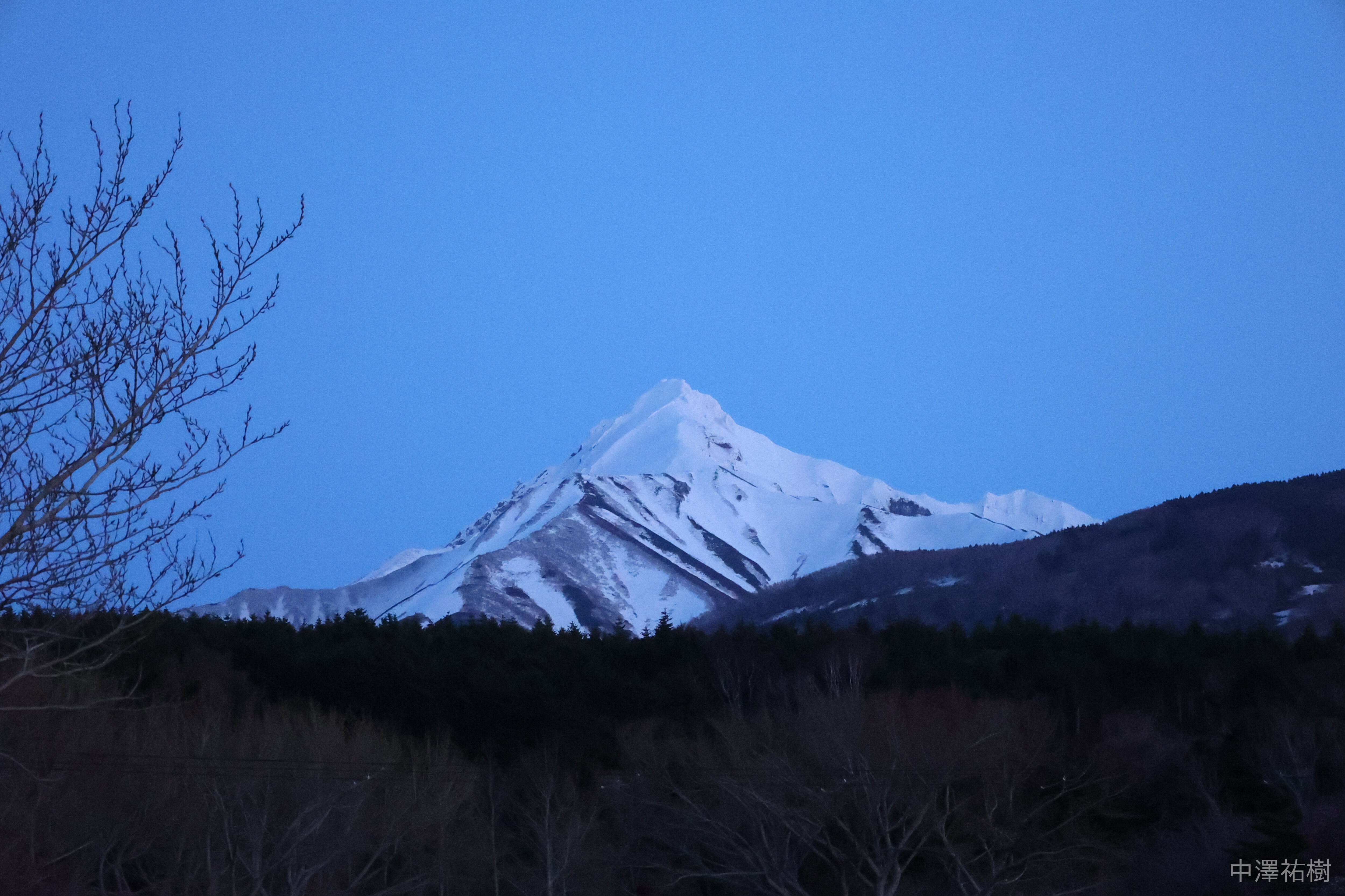 158.夜の利尻岳の雪景色