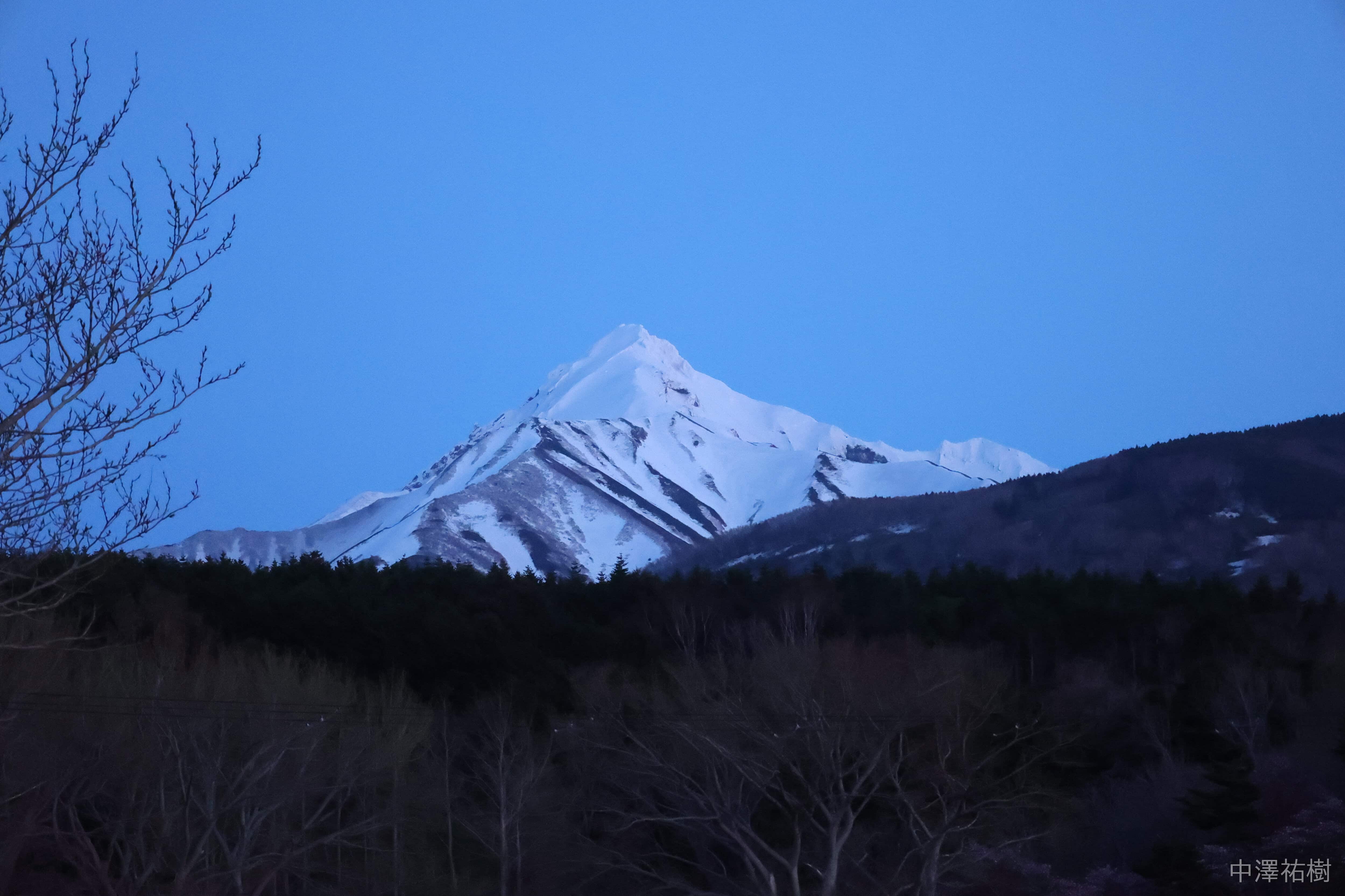 159.夜の利尻岳の雪景色