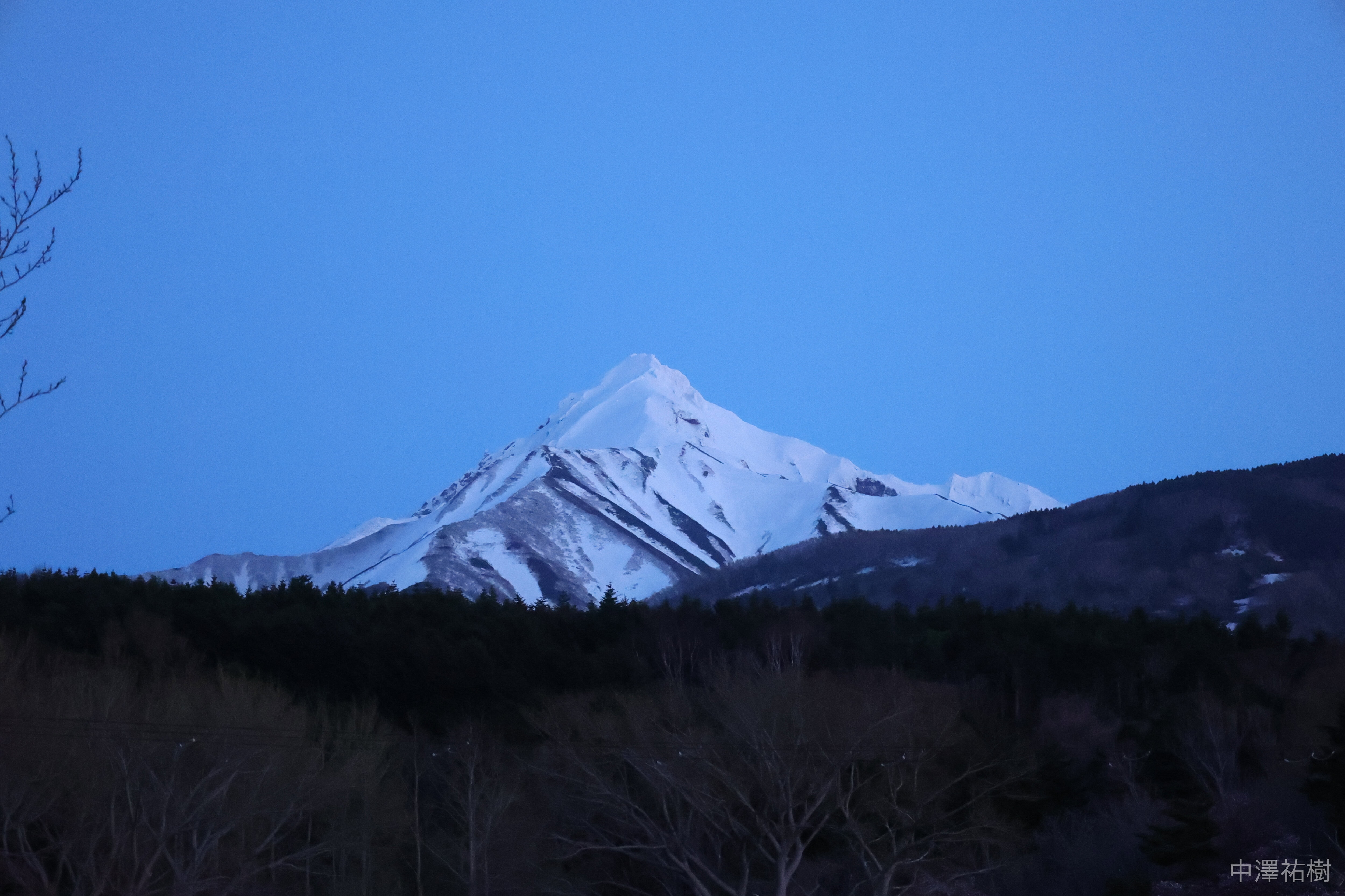 160.夜の利尻岳の雪景色