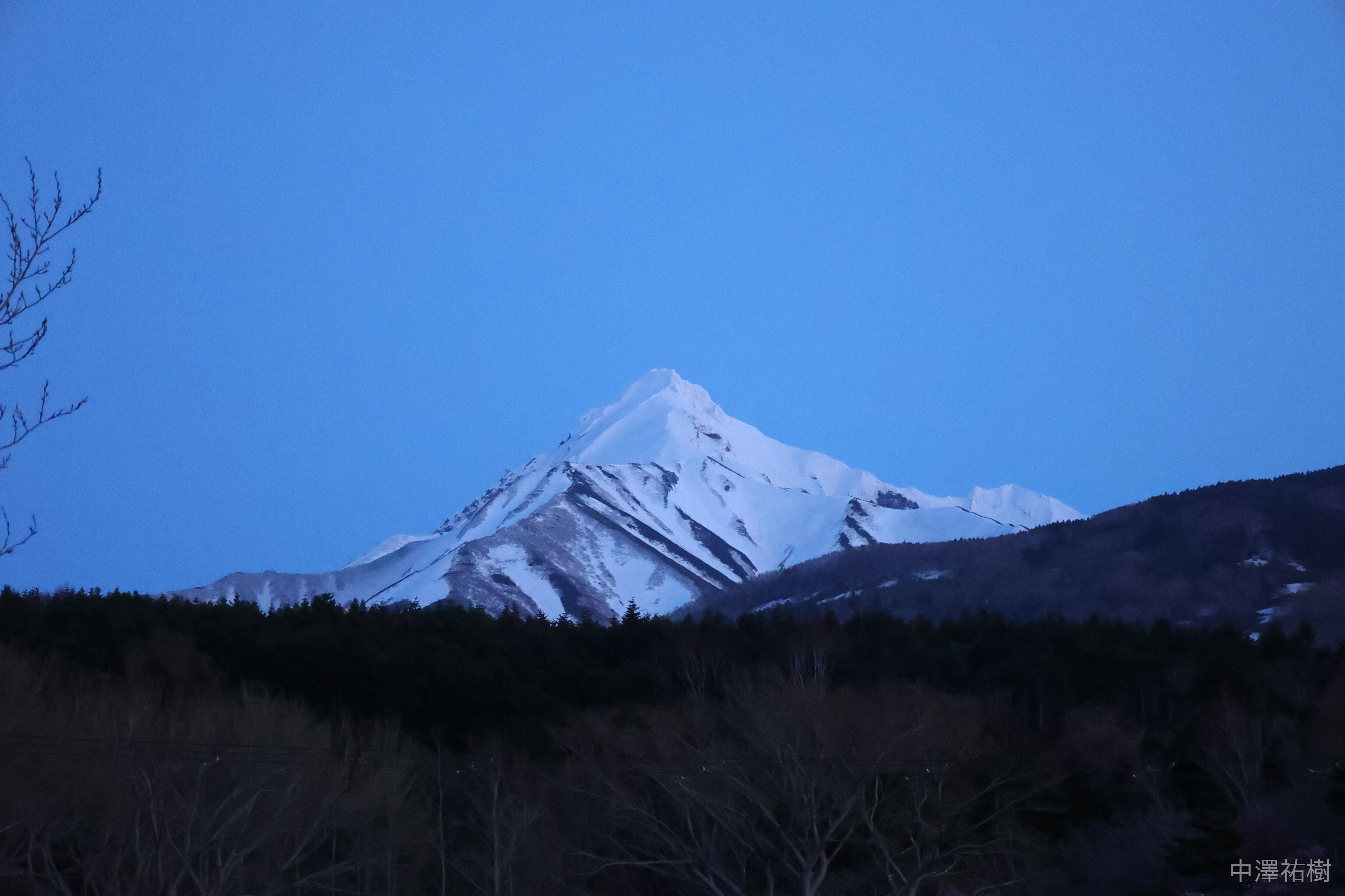 161.夜の利尻岳の雪景色