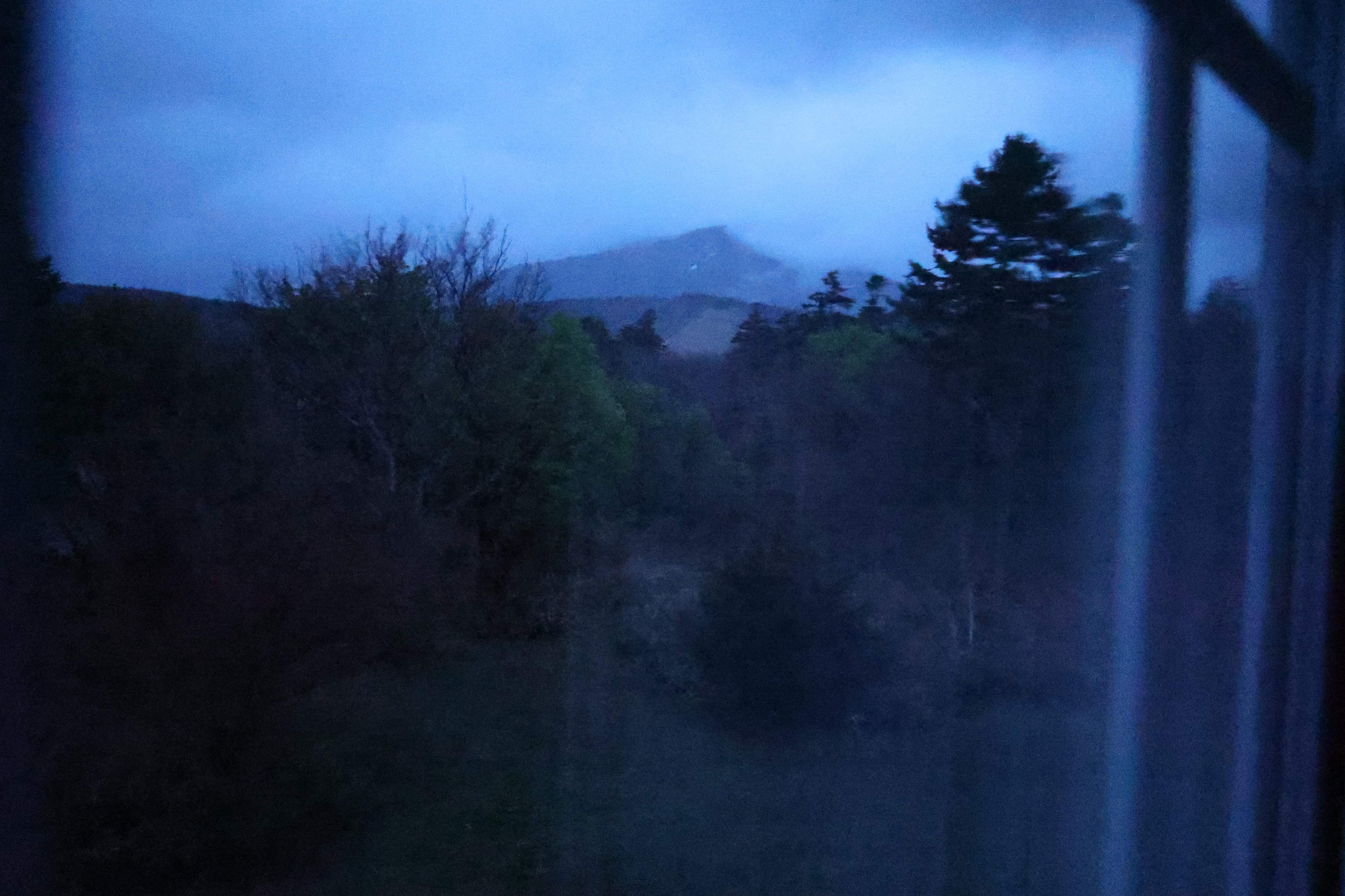 1.客室から見た利尻山（嵐の夜）