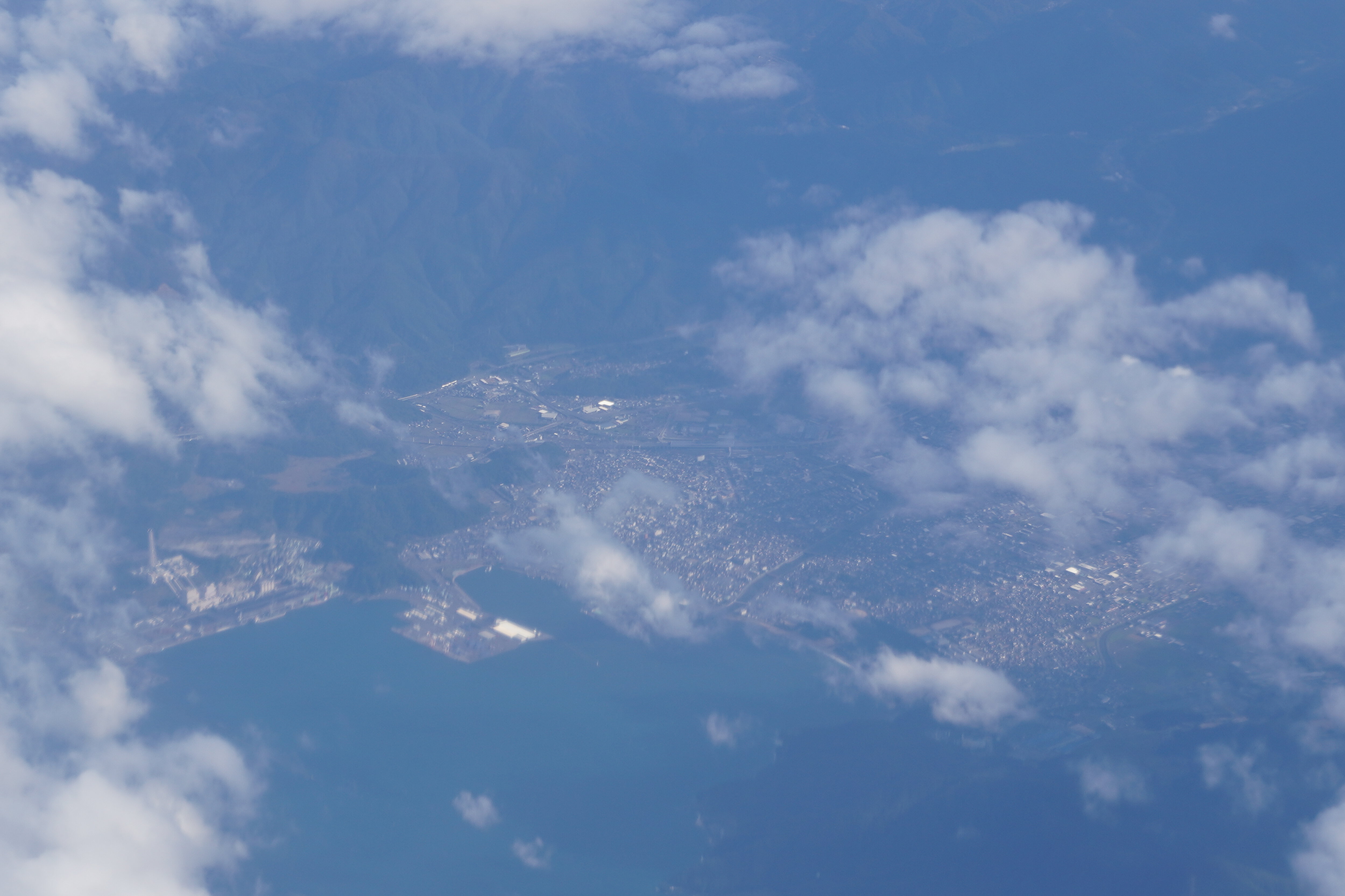 54.雲間に湖と町